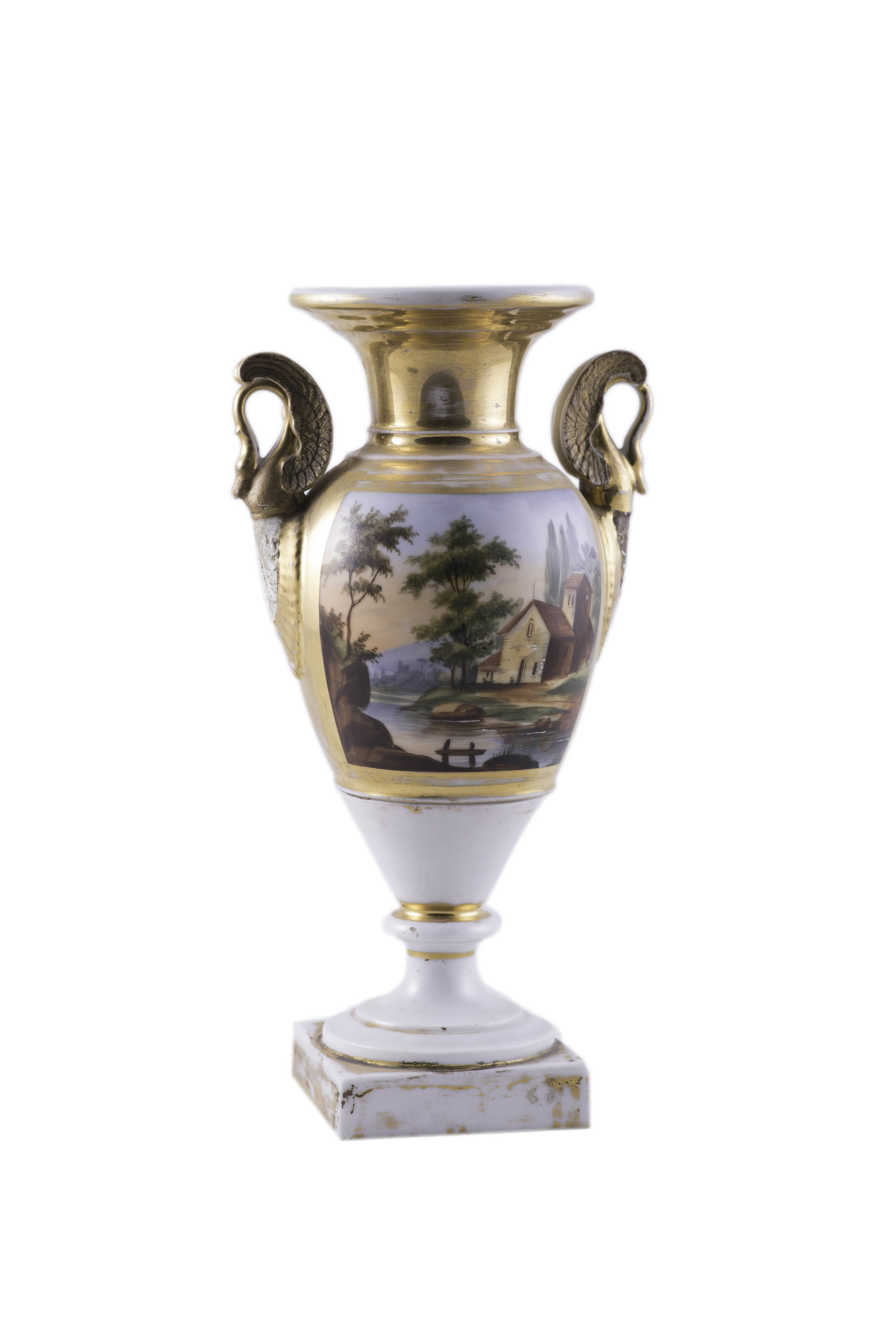 JARRÓN DE PORCELANA ESMALTADA Y DORADA. FRANCIA, FFS. S. XI