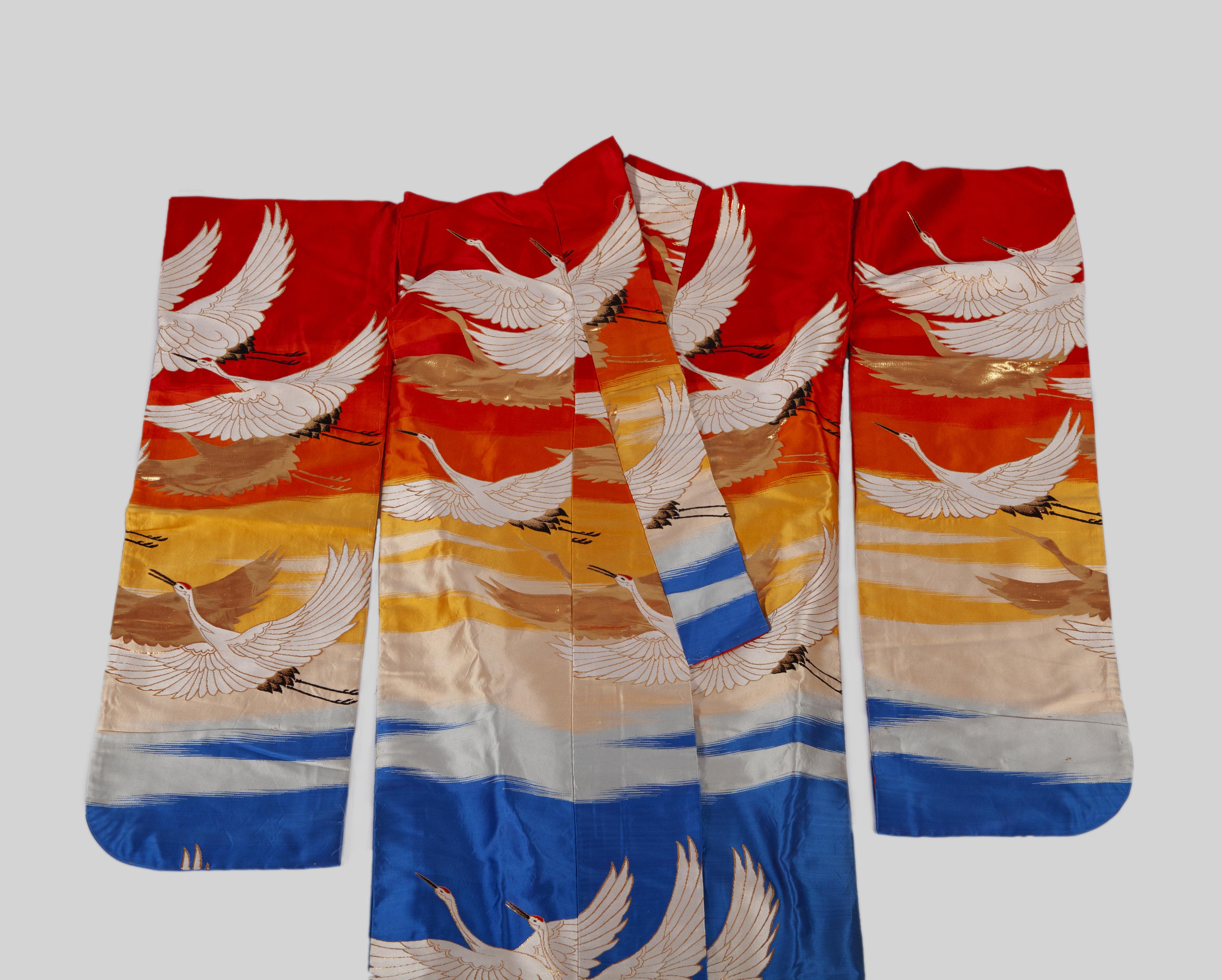 KIMONO DE BODA TEJIDO CON MOTIVOS DE GARZAS, JAPÓN, C.1970