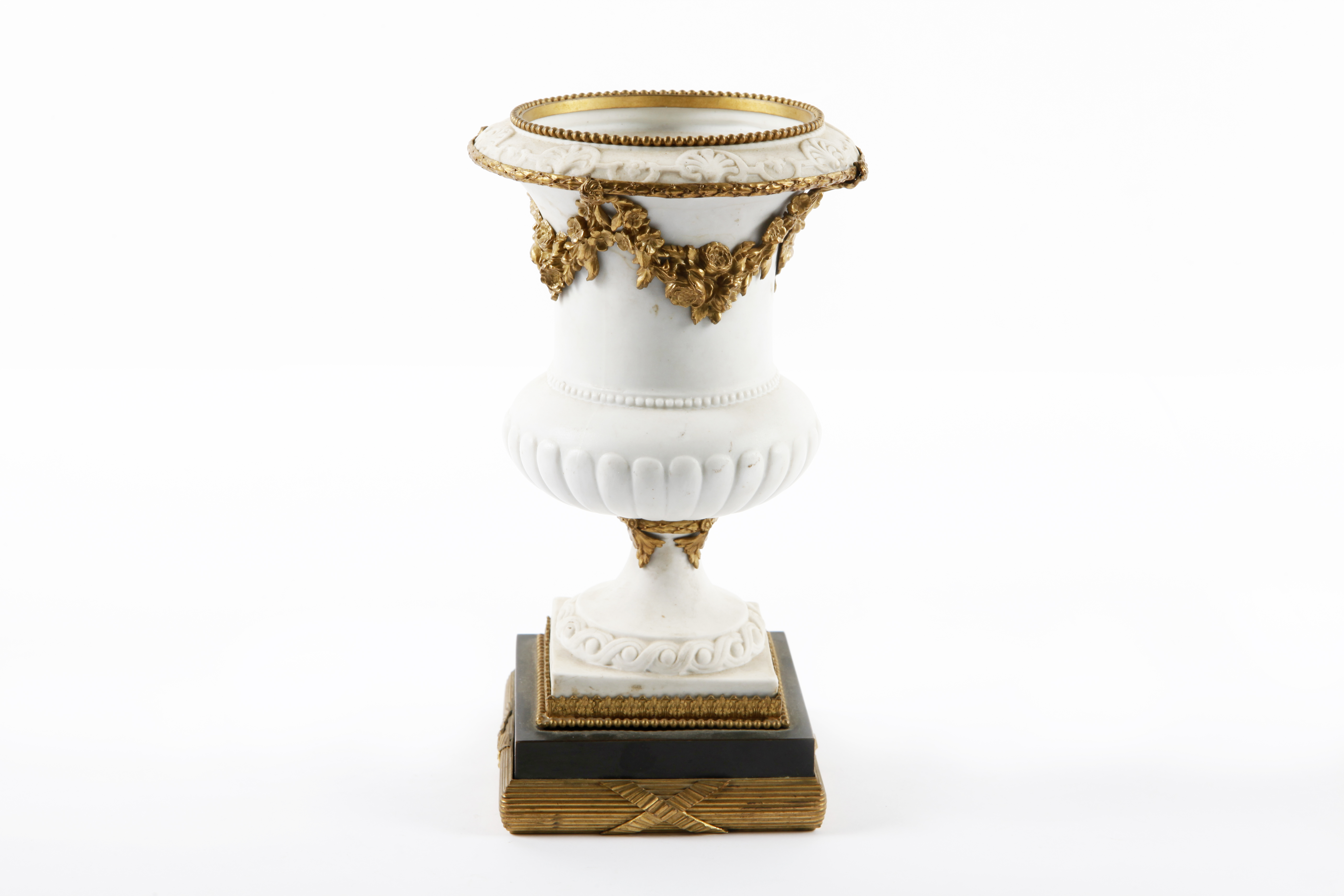 PEQUEÑO JARRÓN EN FORMA DE COPA DE BISCUIT MONTADO EN METAL