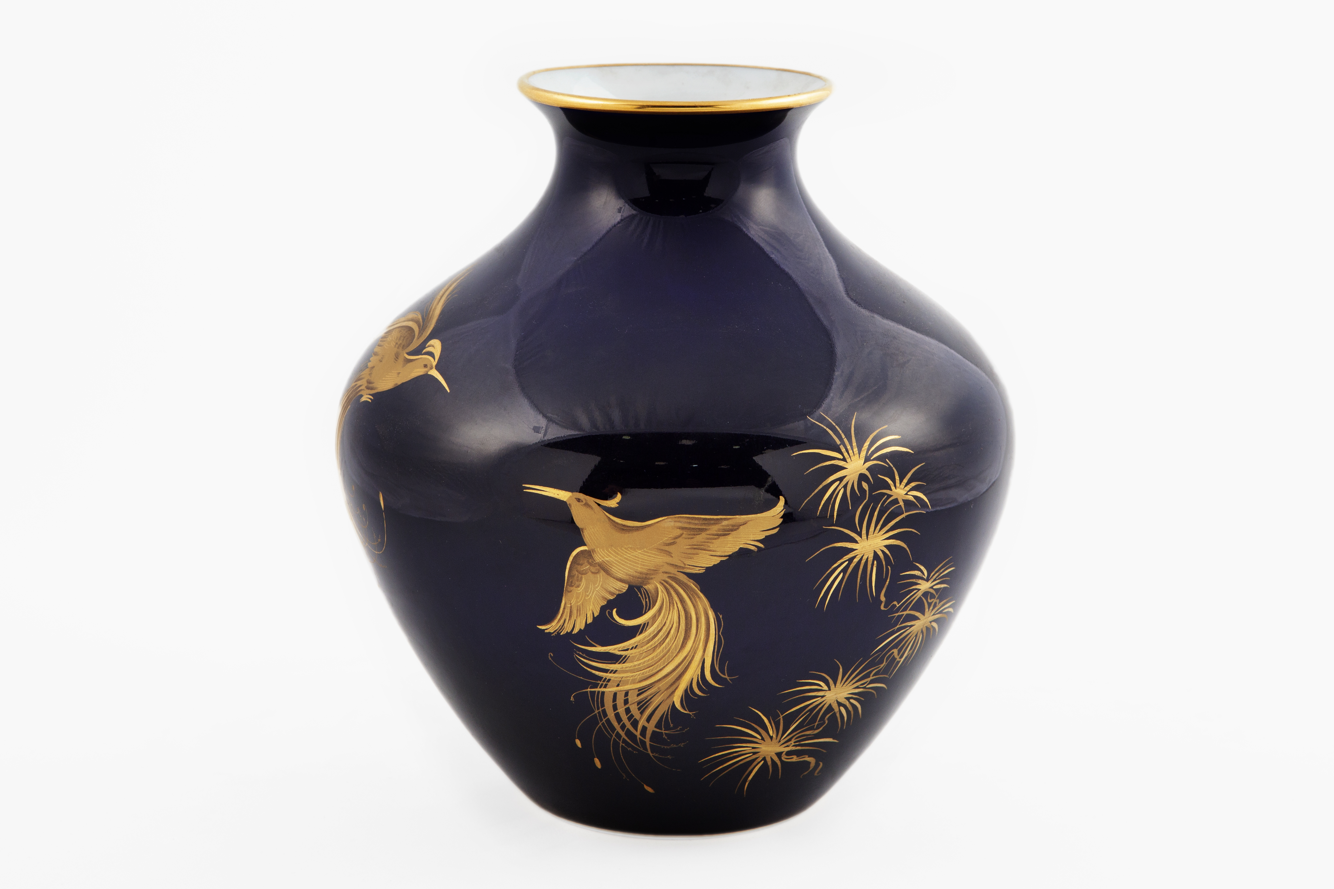 JARRON DE PORCELANA  ESMALTADA EN AZUL COBALTO Y DORADA, BA