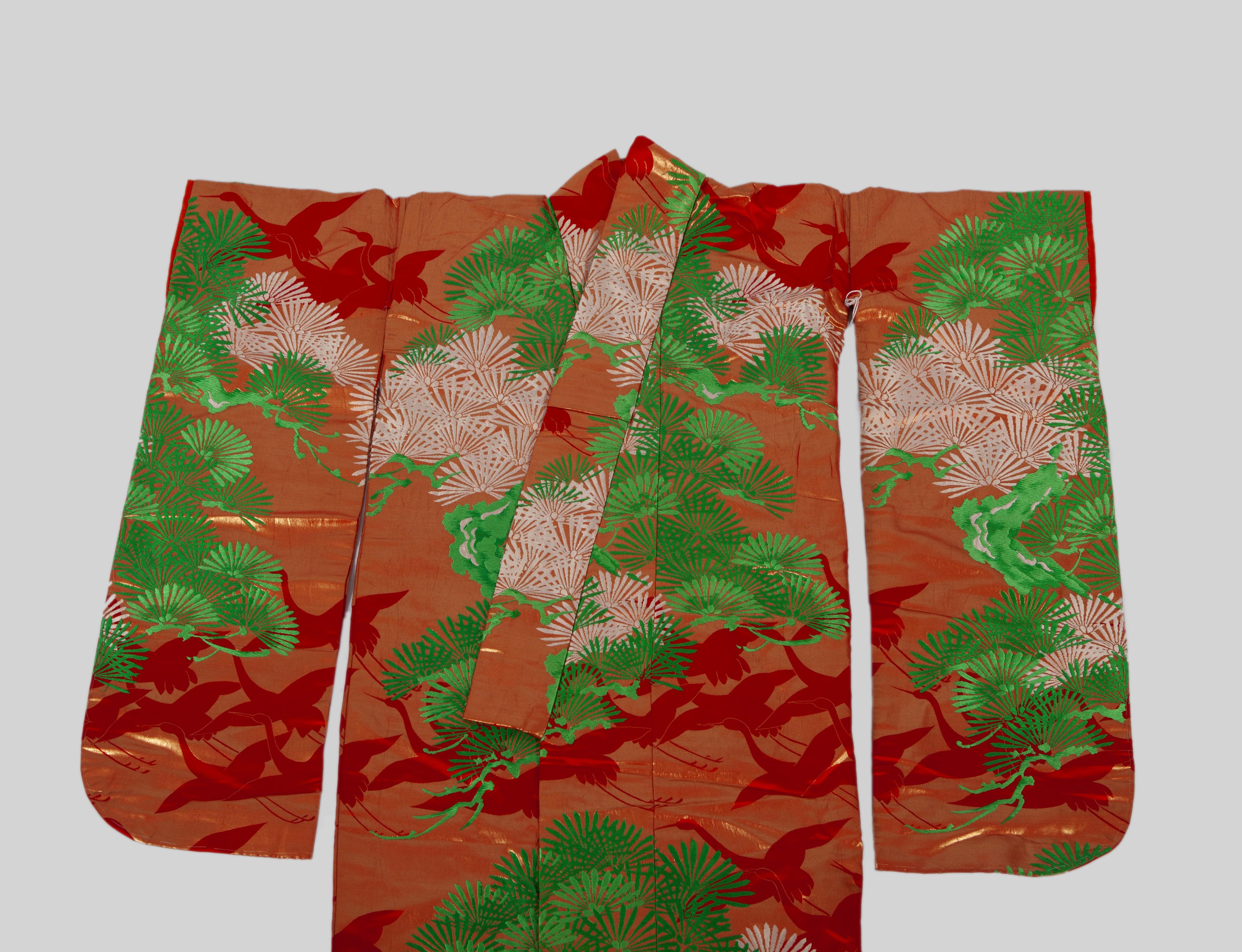 KIMONO DE TEJIDO MECÁNICO Y BORDADO CON HILOS DE SEDA FORMA
