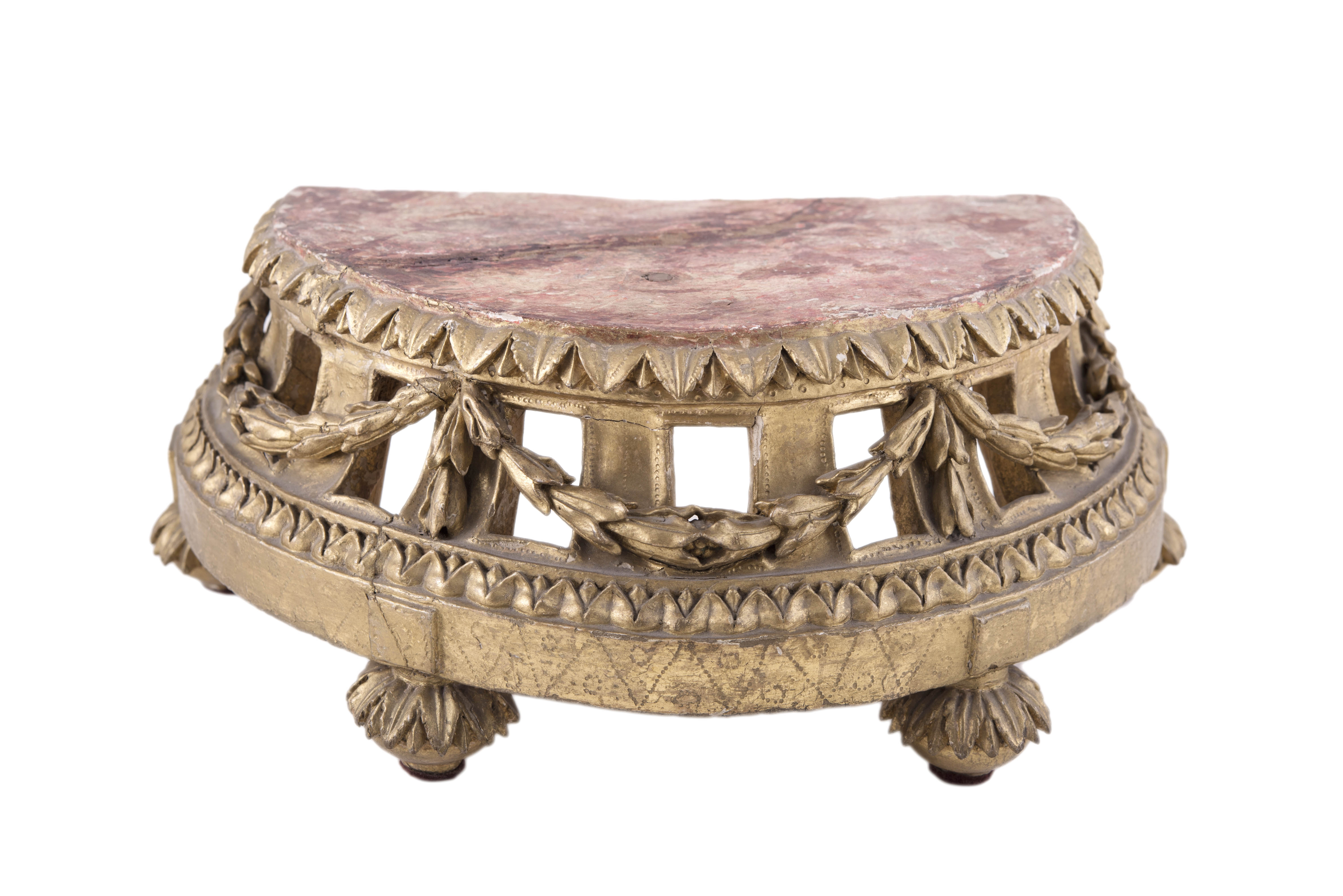 PEANA DE MADERA TALLADA Y SOBREDORADA S.XIX