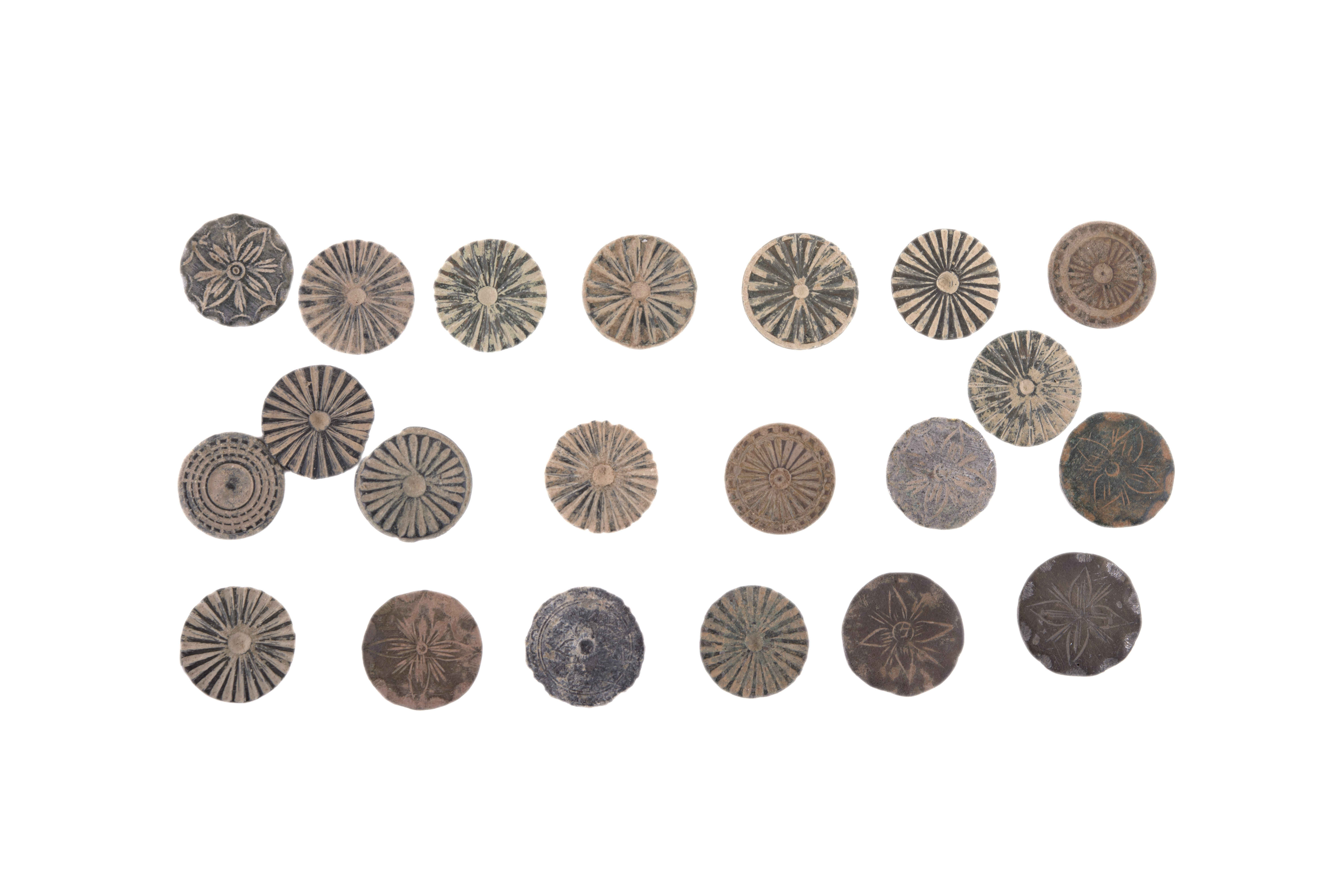LOTE DE 21 BOTONES MEDIEVALES EN BRONCE 