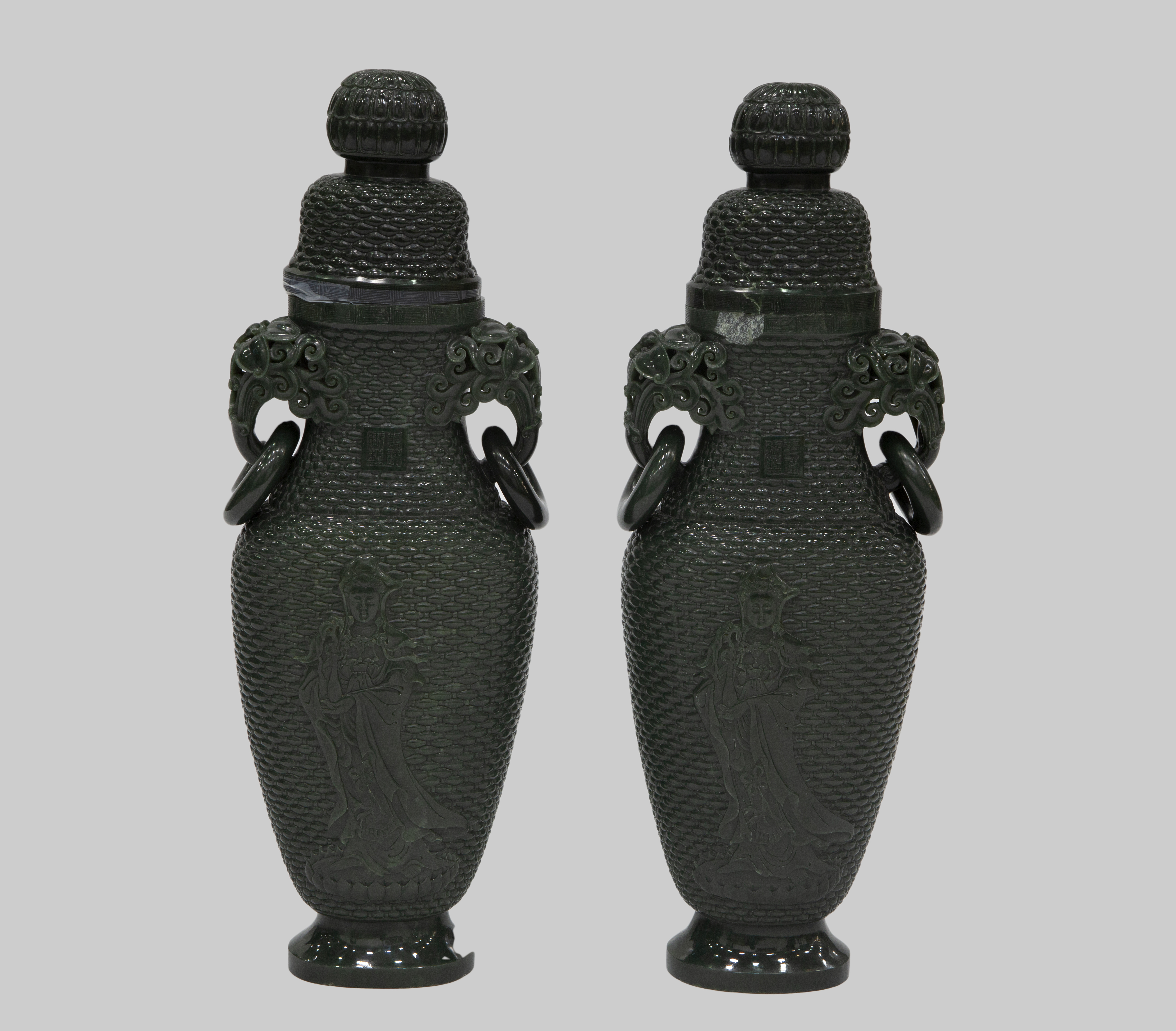 PAREJA DE JARRONES CON TAPA TALLADOS EN JADE. CHINA, S. XX.