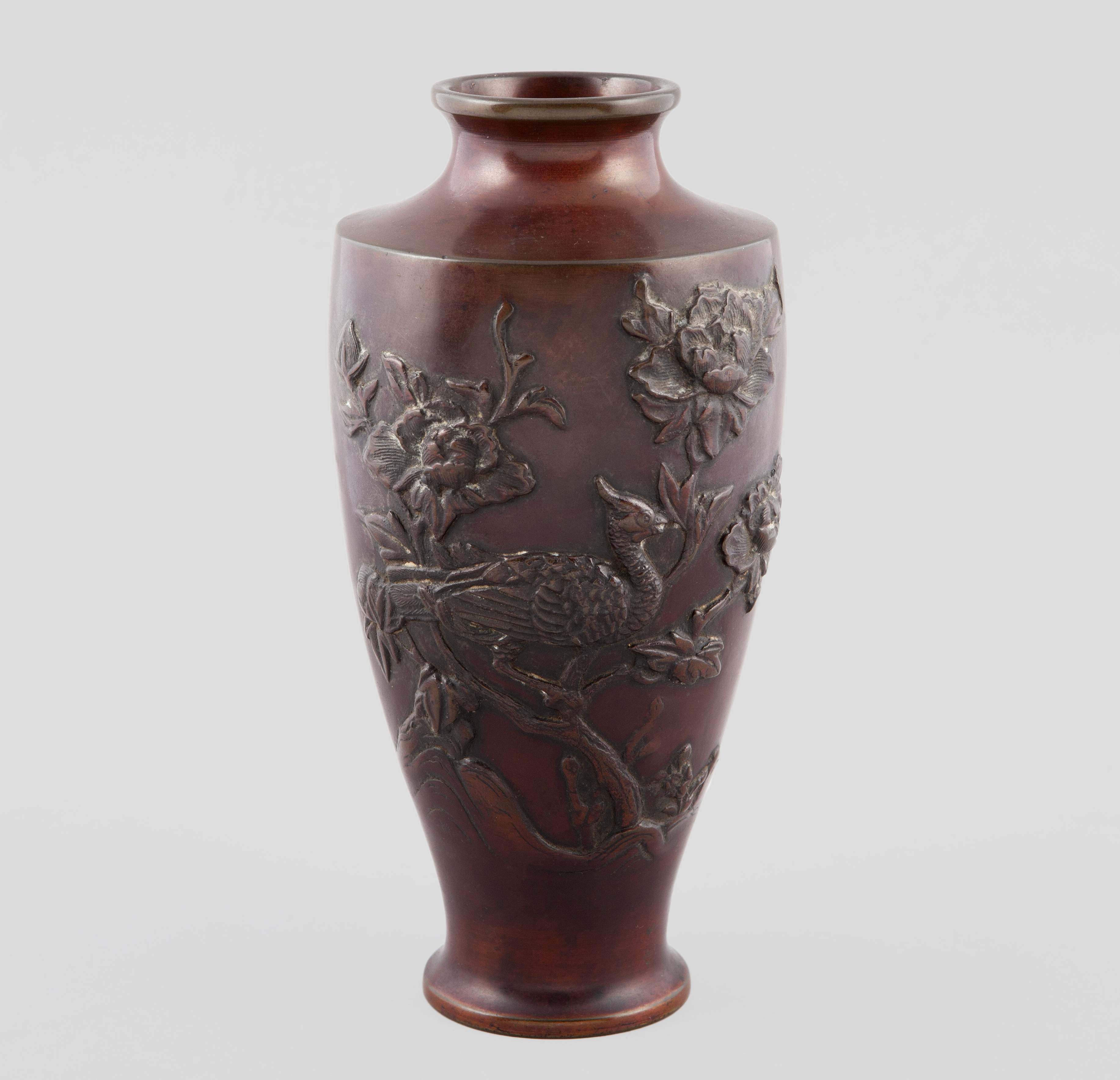JARRÓN EN BRONCE PAVONADO ROJO. JAPÓN, PERIODO MEIJI. SIGLO