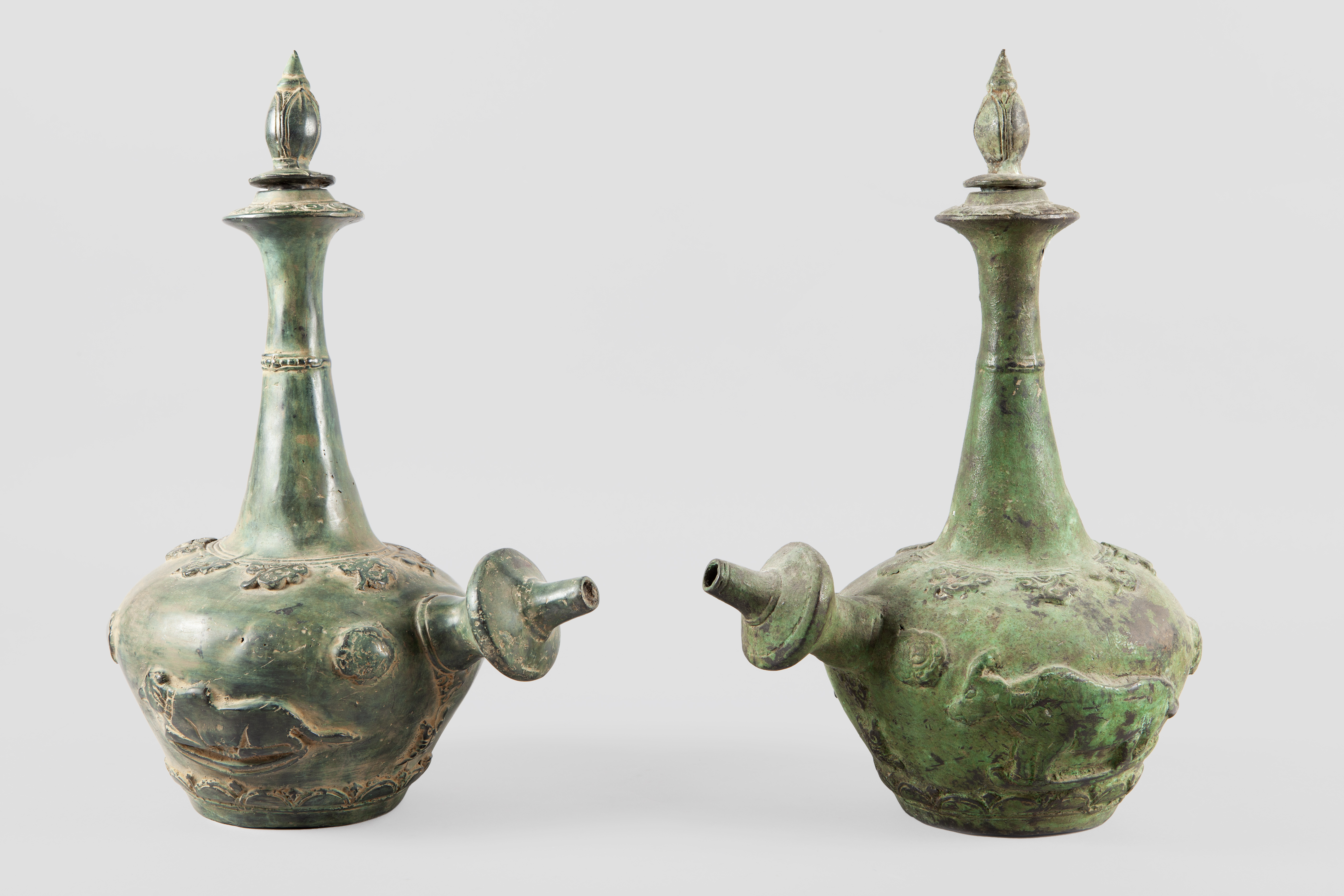 PAREJA DE VASIJAS DE CUELLO LARGO EN BRONCE. CHINA, SIGLO X