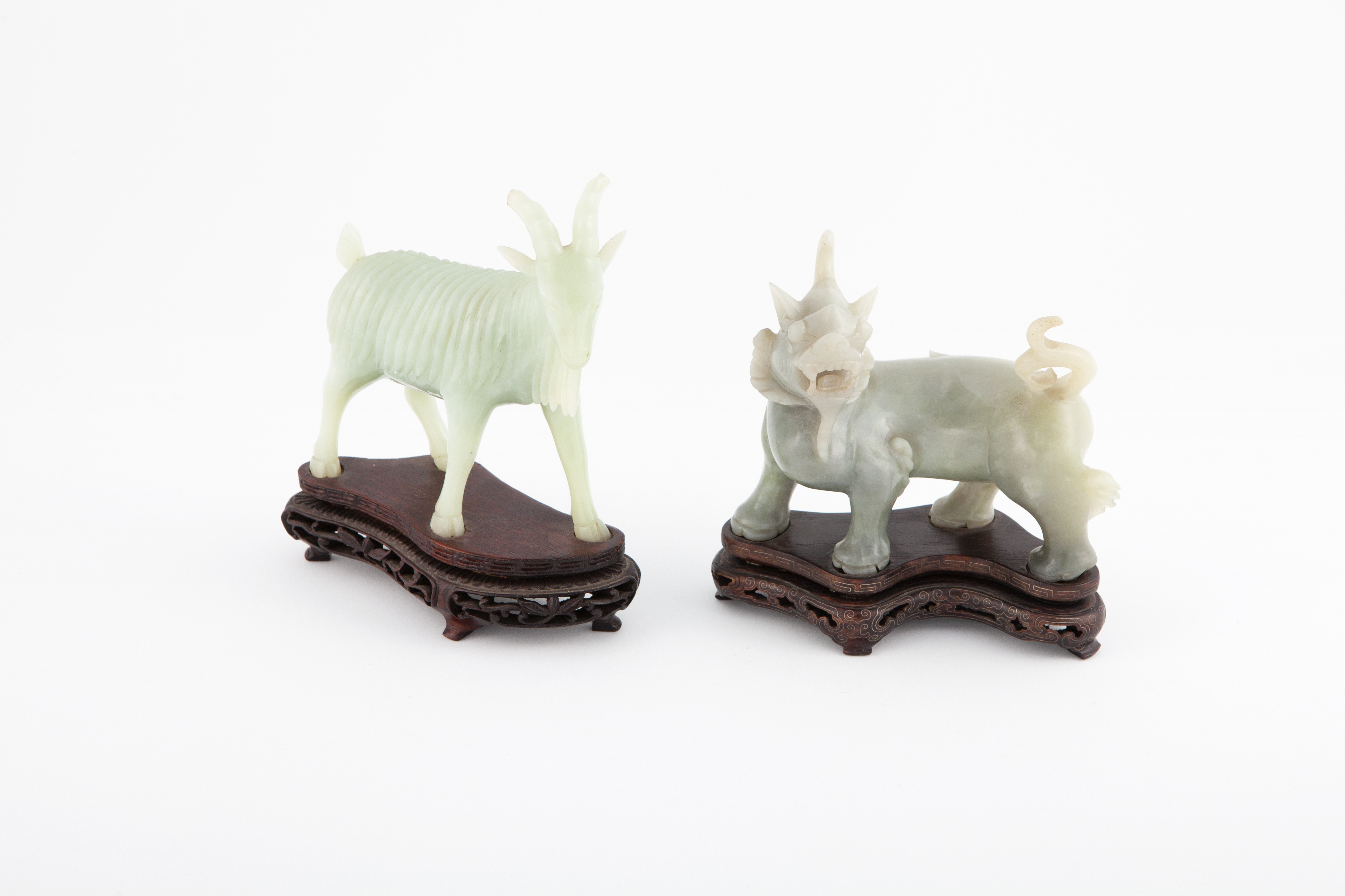 FIGURAS TALLADAS EN JADE VERDE SOBRE BASES DE MADERA TALLAD