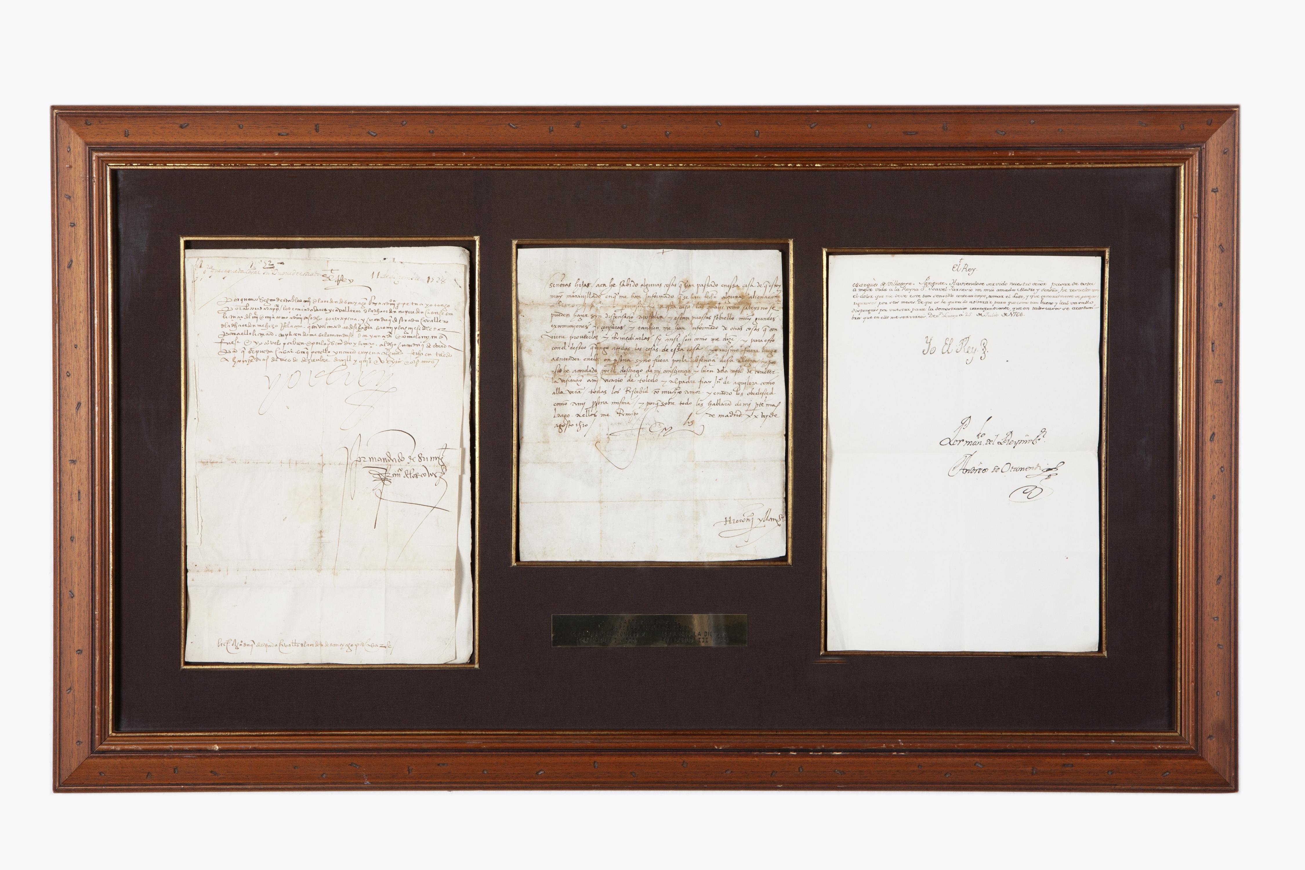 Tres manuscritos enmarcados juntos: Uno firmado por Carlos 