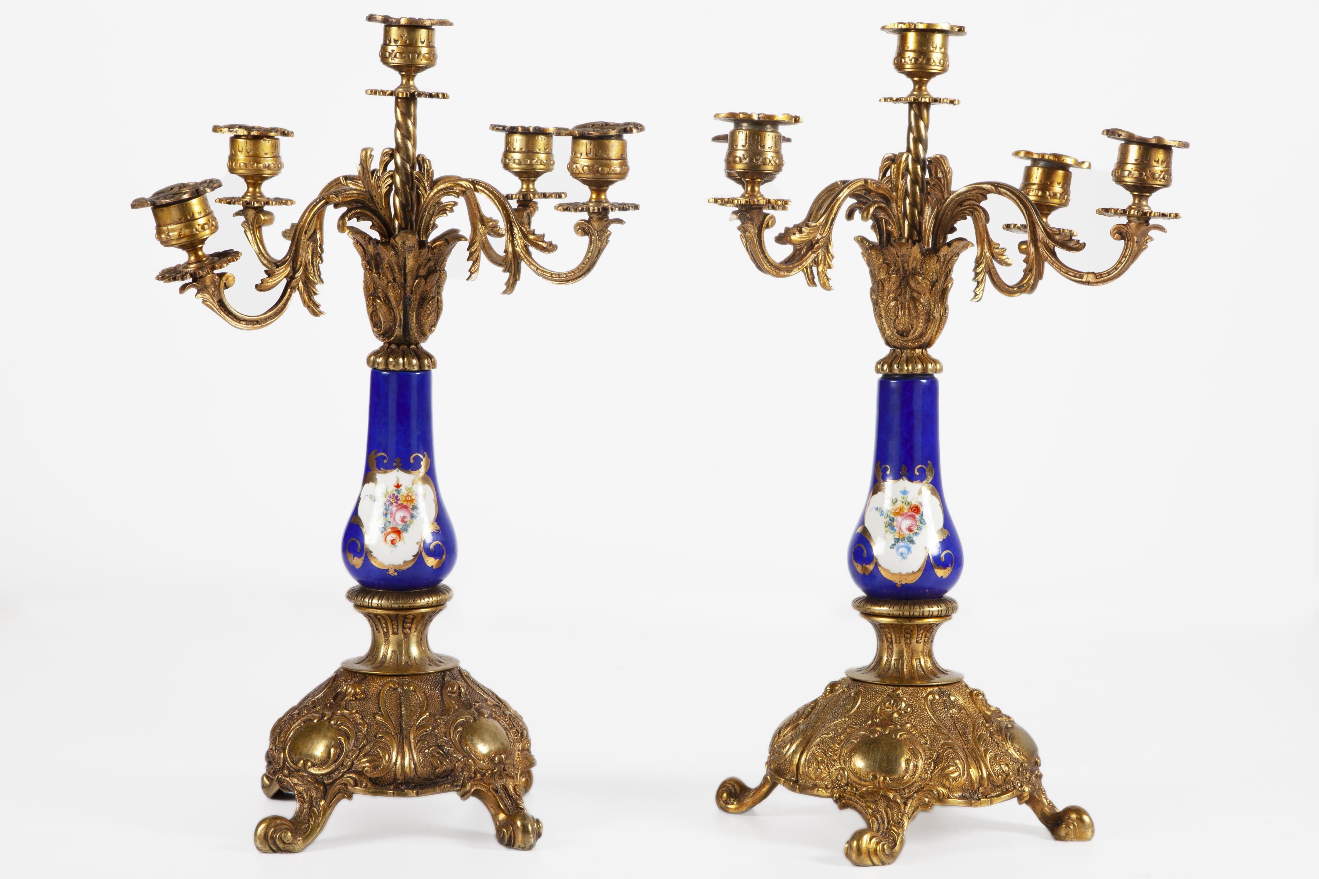 PAREJA DE CANDELABROS DE BRONCE DORADO ESTILO LUIS XV MARCA