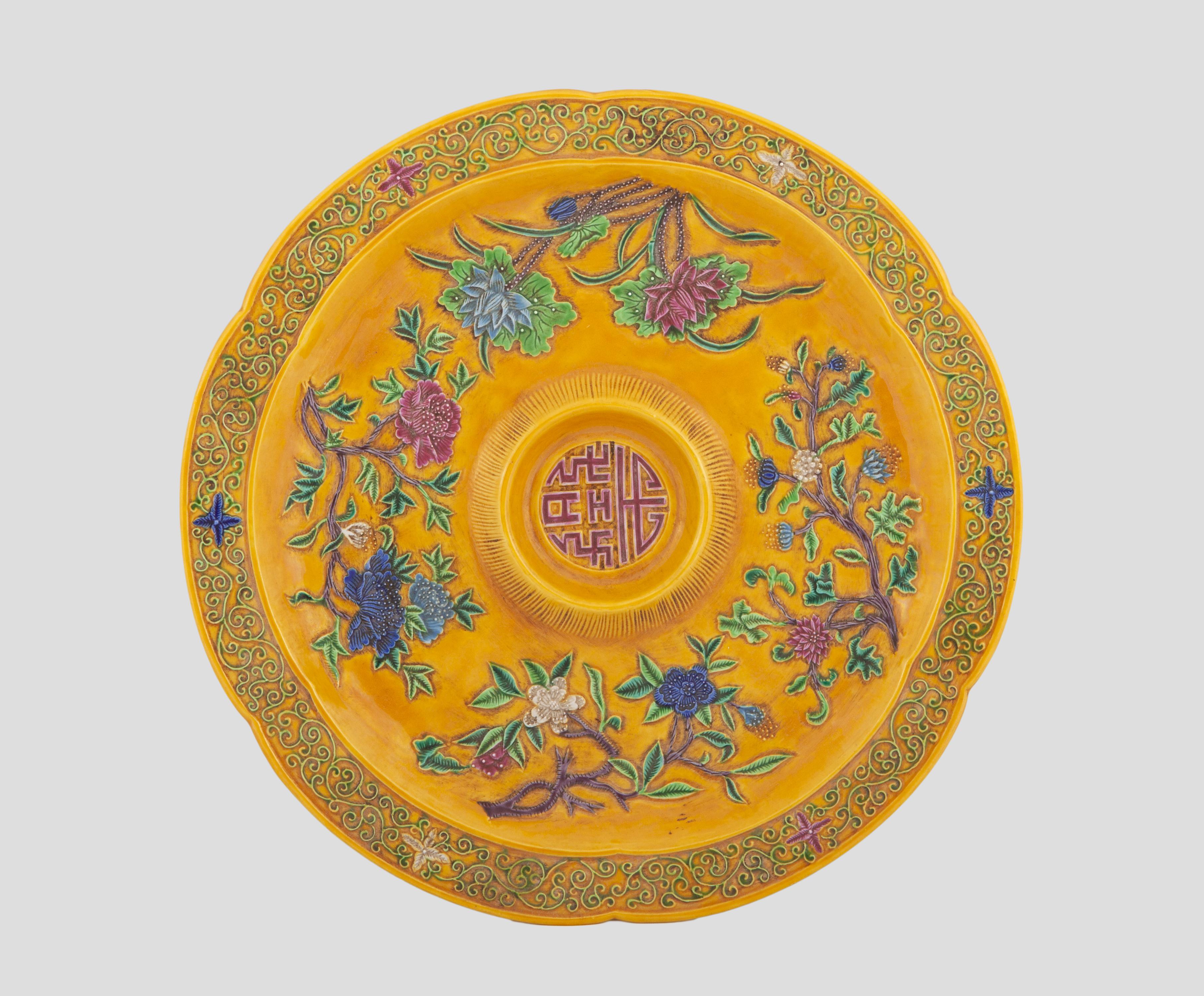 PLATO EN PORCELANA ESMALTADA CON FONDO AMARILLO, FAMILIA RO