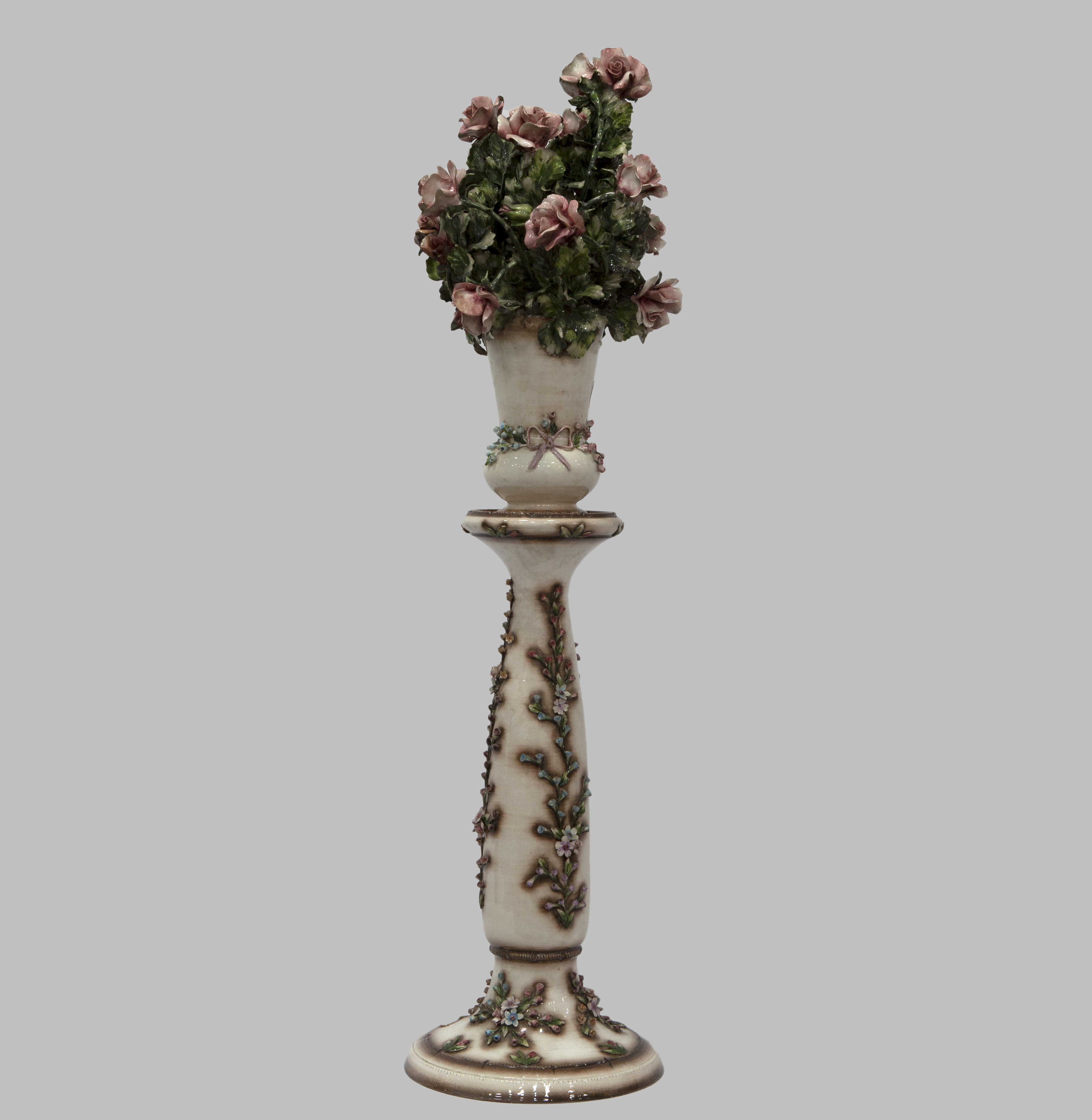 JARRÓN DE FLORES CON PEANA, CAPODIMONTE, ITALIA. S. XX