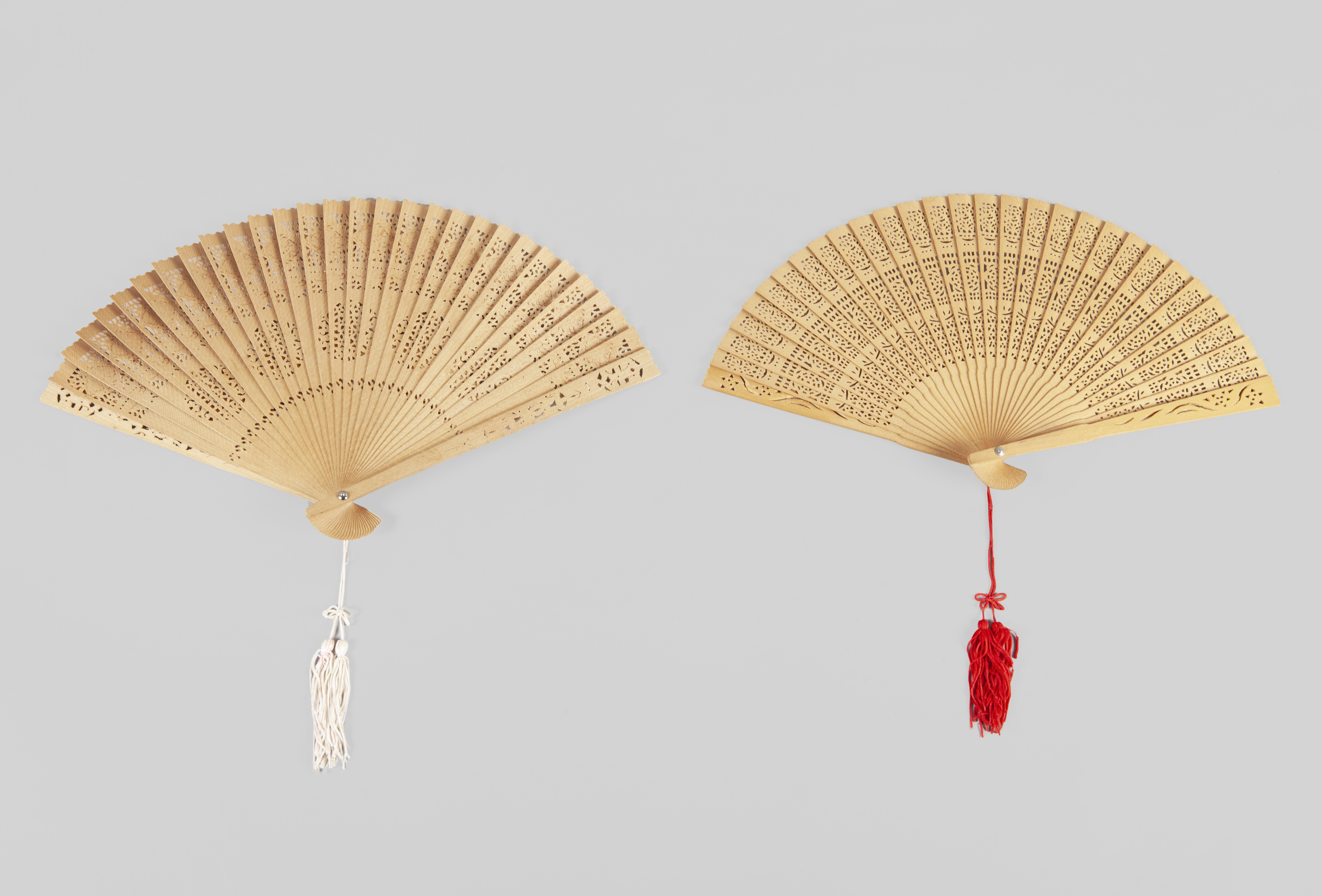 JUEGO DE DOS ABANICOS DE MADERA DE SÁNDALO, HANGZHOU WANG X