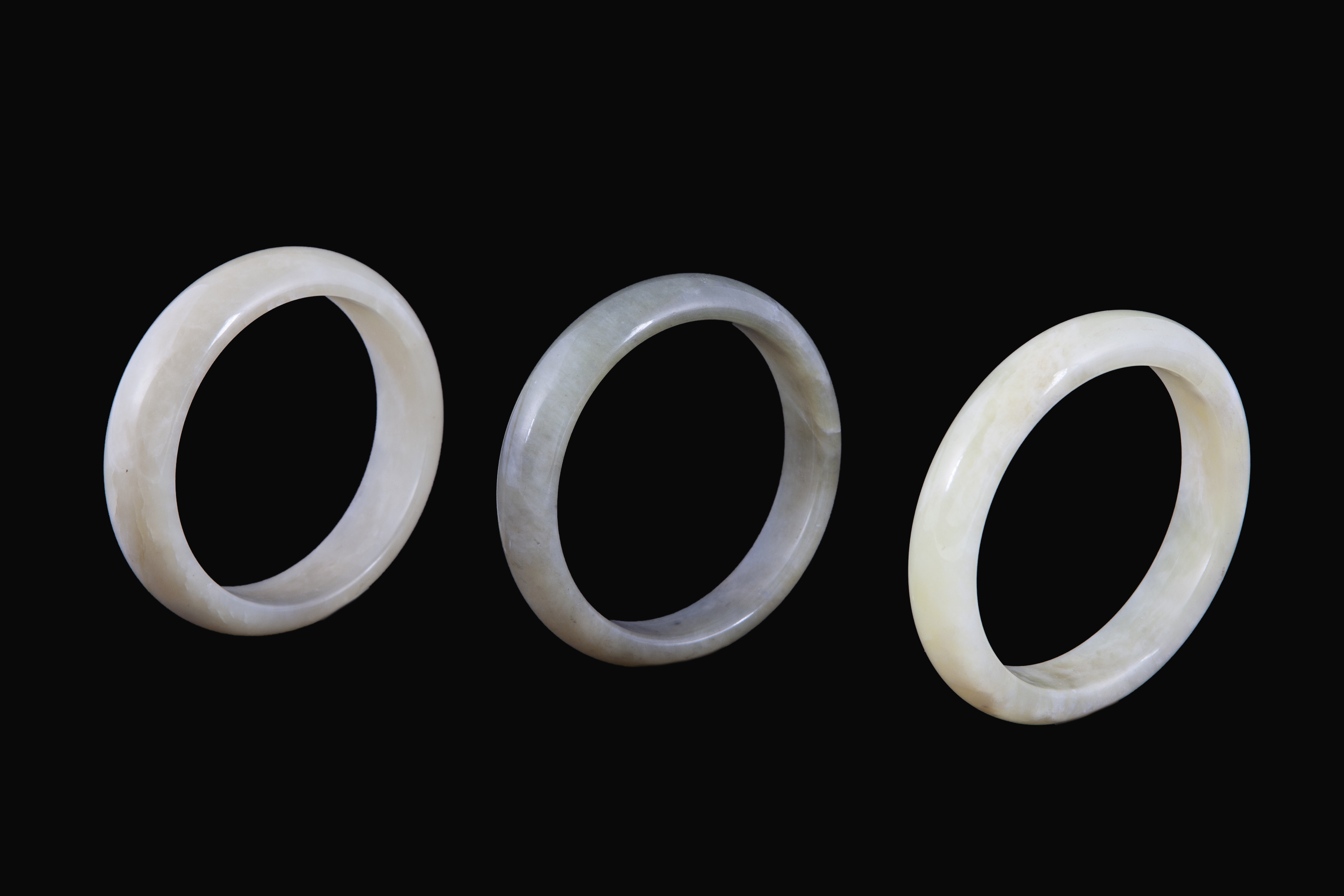 CONJUNTO DE TRES PULSERAS EN JADE DE DIFERENTES TONALIDADES