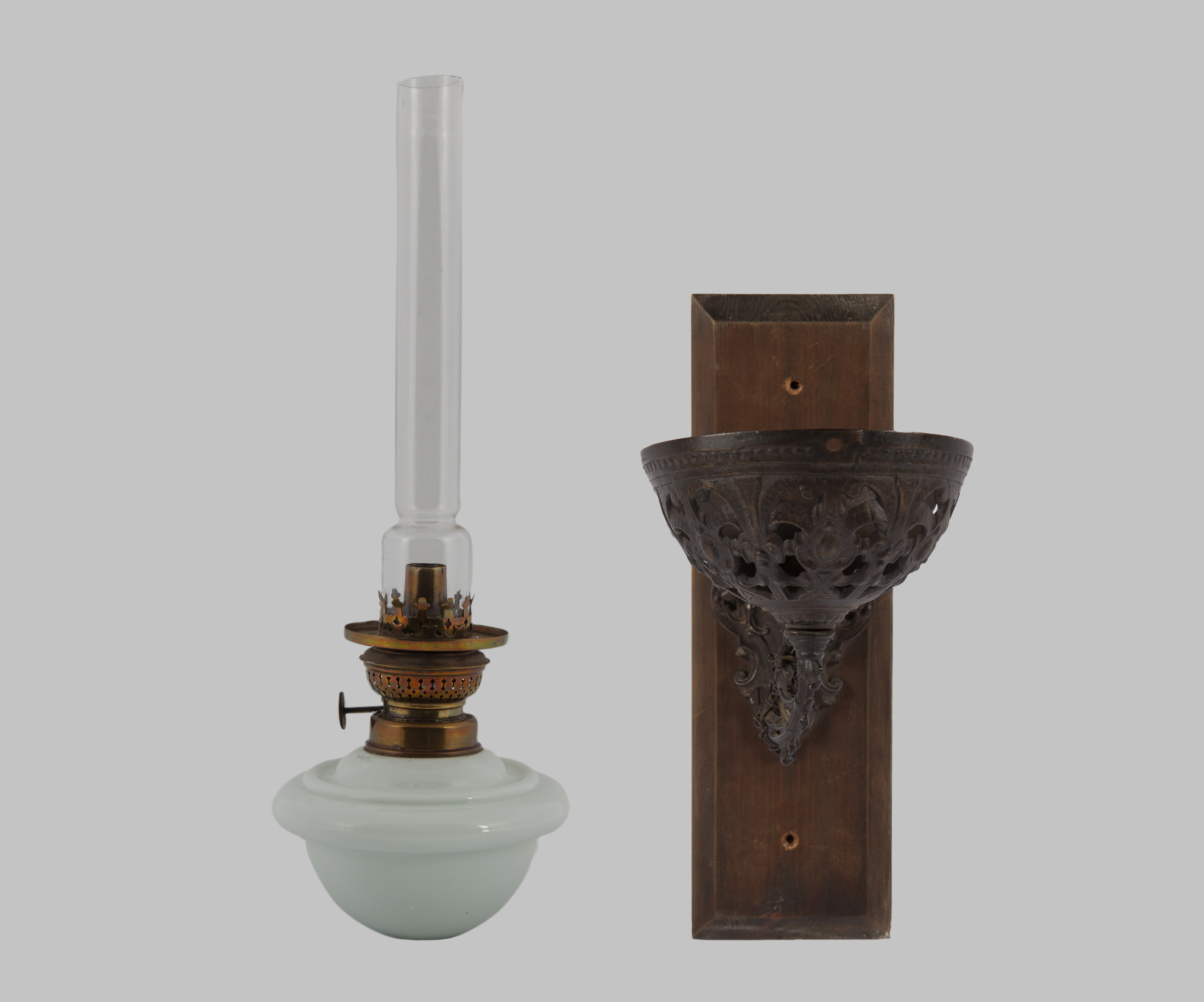 QUINQUÉ DE ACEITE CON SOPORTE PARA PARED. FFS. S. XIX