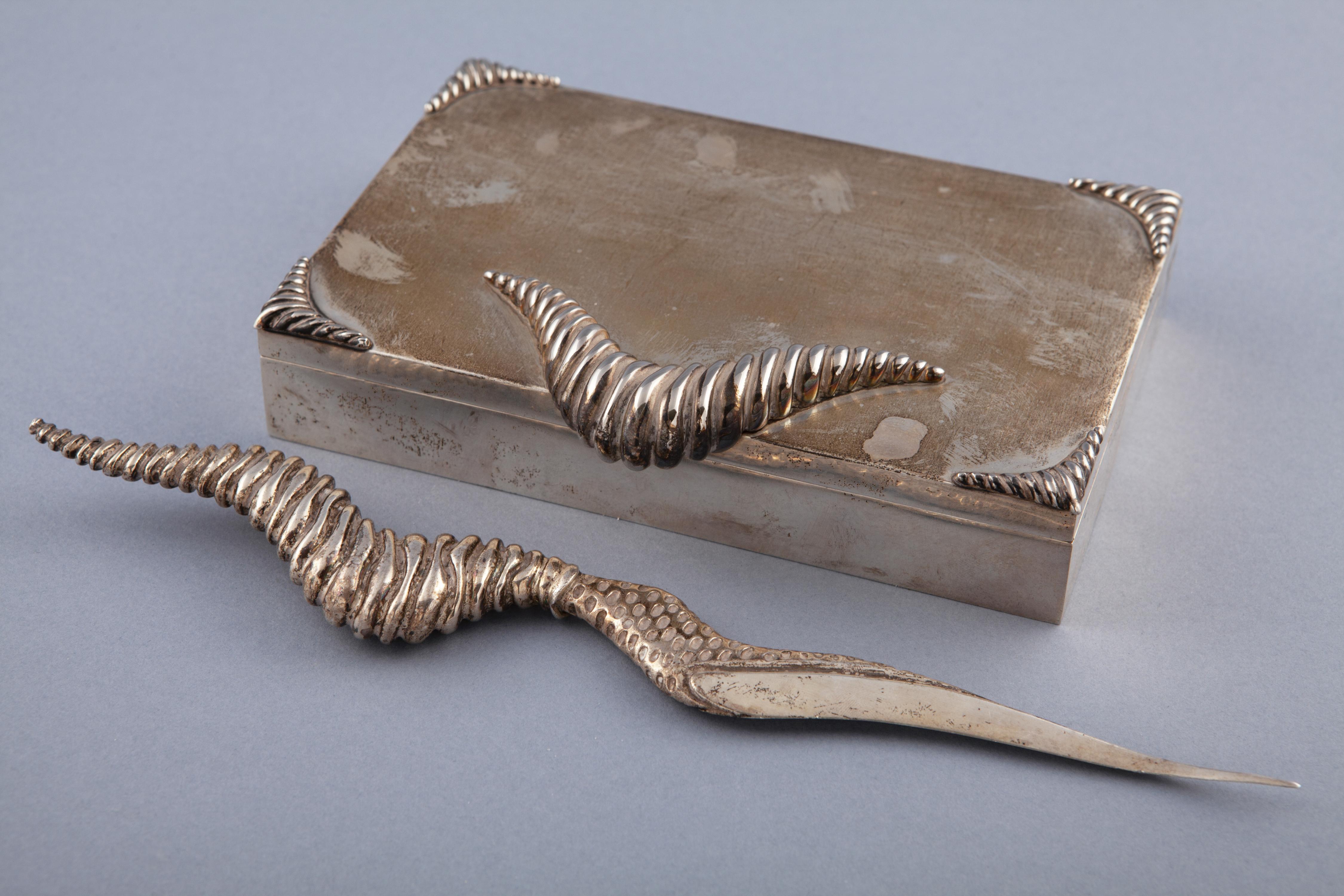 CONJUNTO DE CAJA PITILLERA Y ABRECARTAS DE METAL PLATEADO S