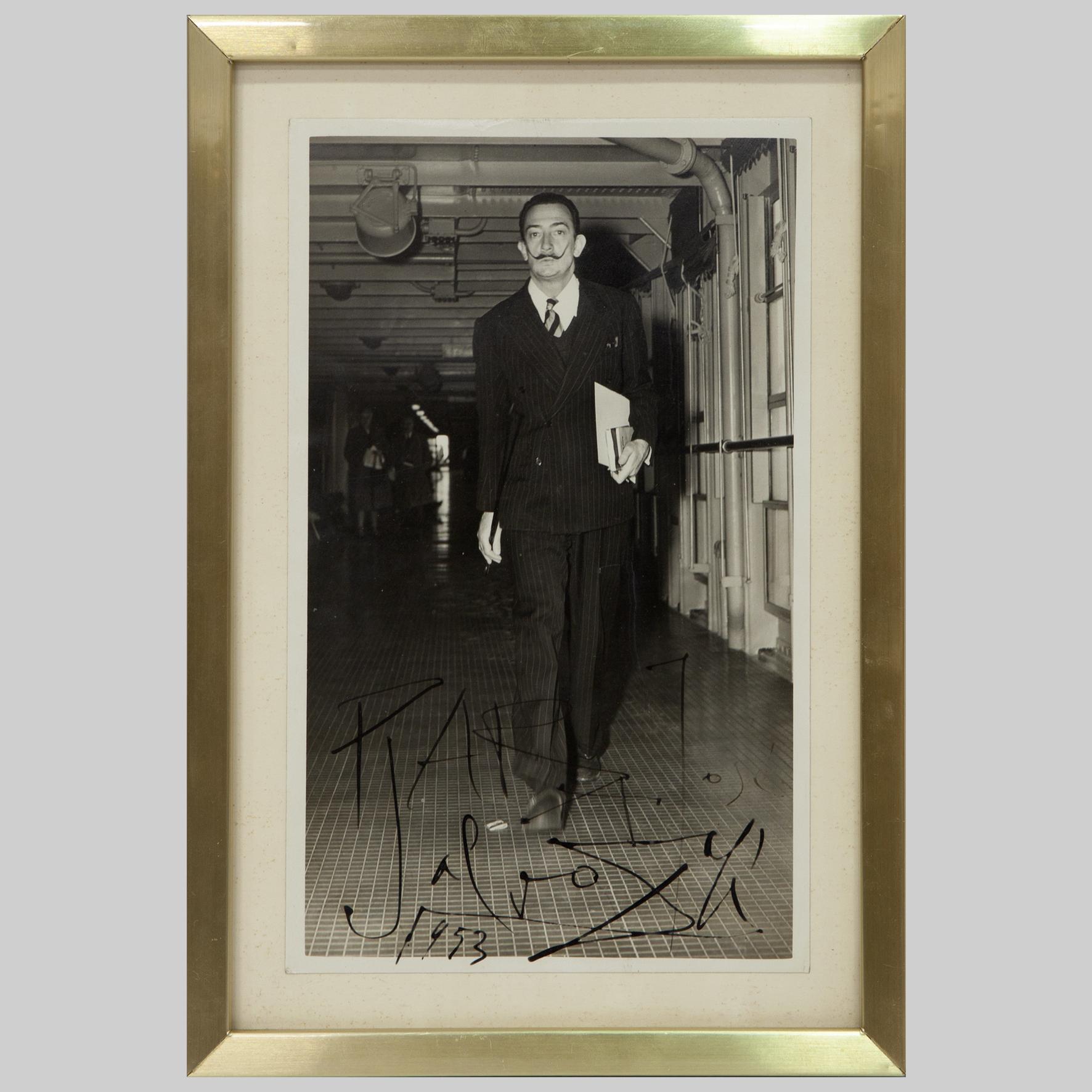 FOTOGRAFÍA DE SALVADOR DALÍ, DEDICADA Y FIRMADA, 1953.