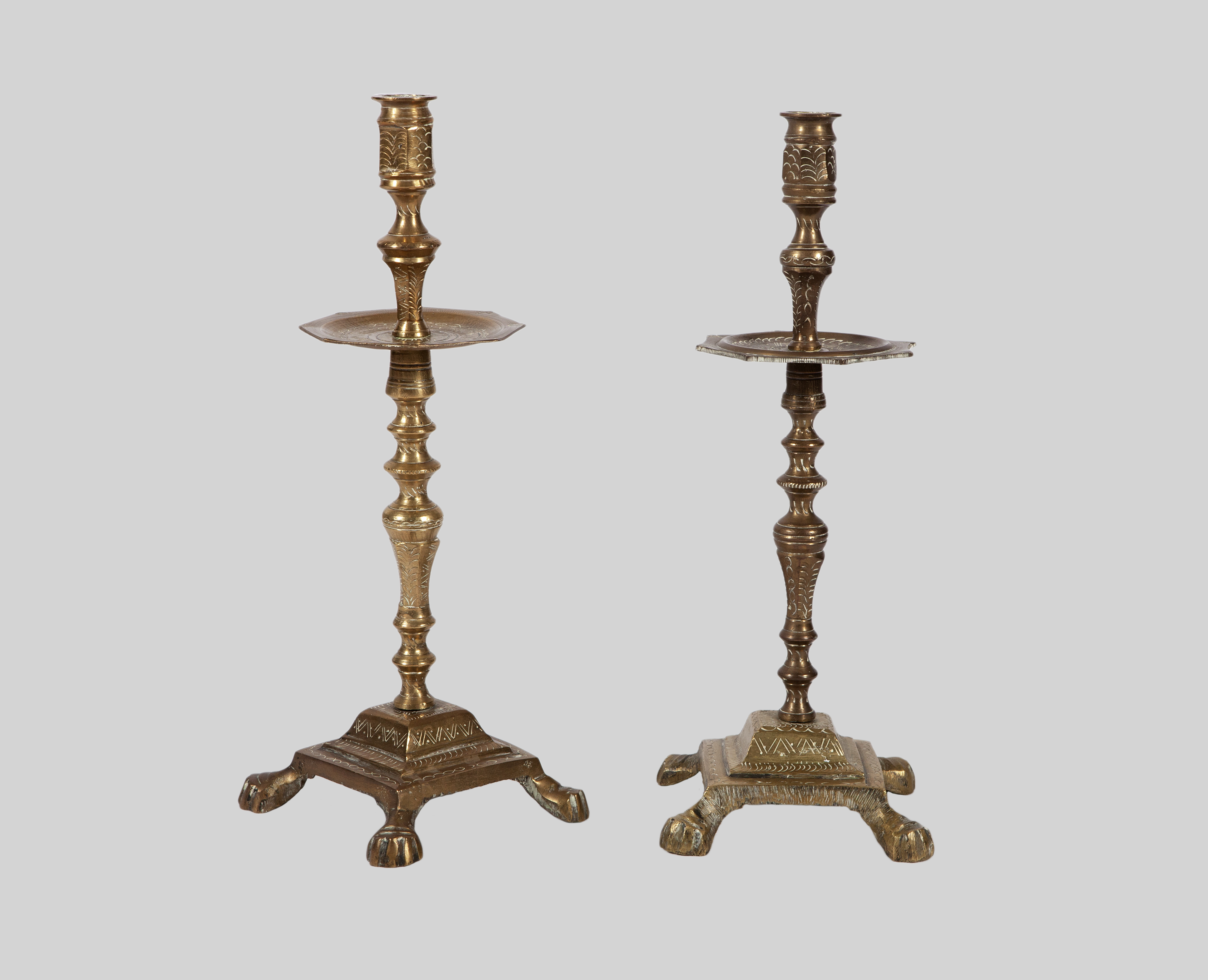 PAREJA DE CANDELEROS, ESTILO MARROQUÍ, S. XX