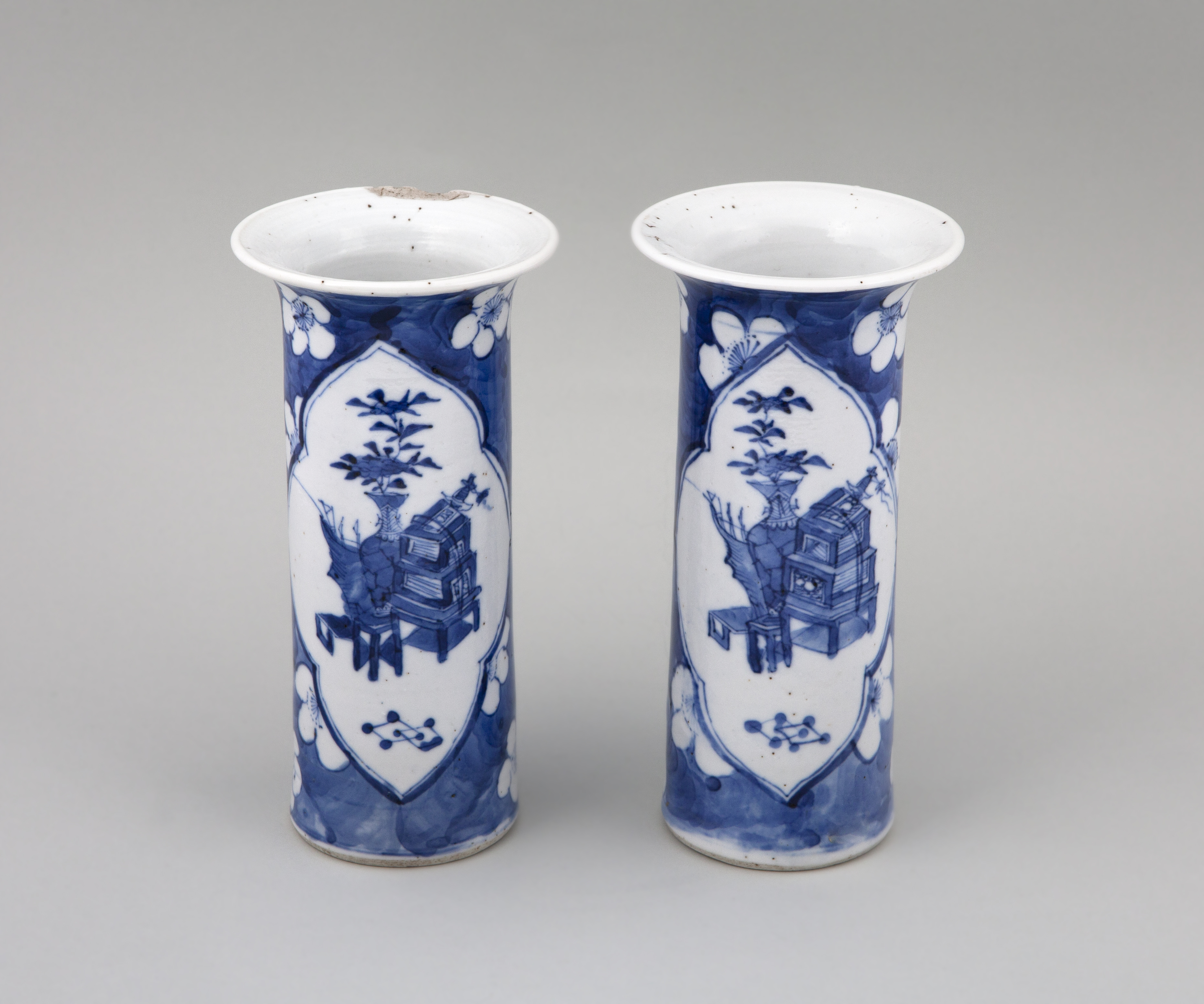PAREJA DE JARRONES DE PORCELANA ESMALTADA Y VIDIRADA FAMILI