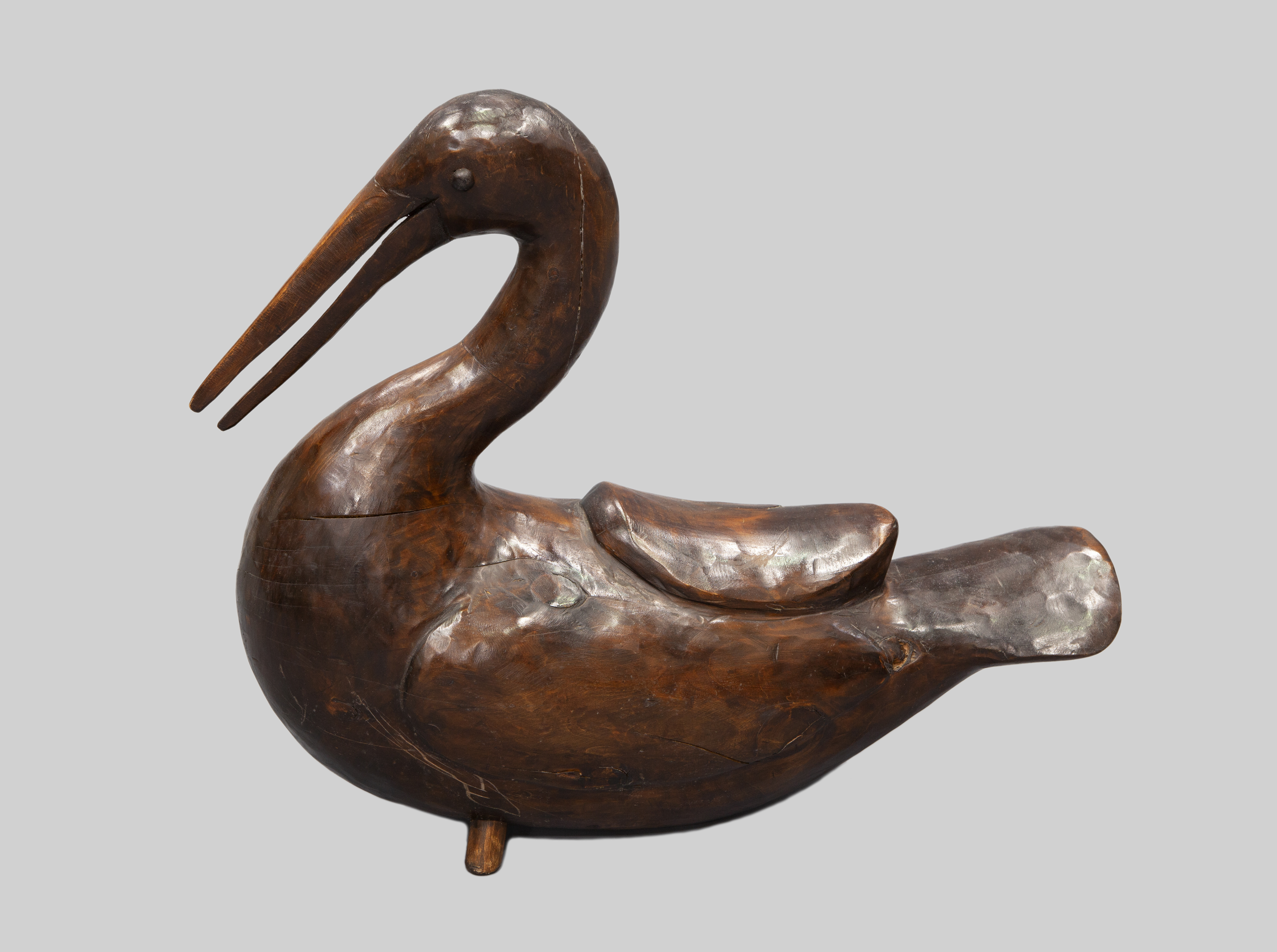 FIGURA DECORATIVA DE PELÍCANO TALLADO EN MADERA DE TEKA. S.