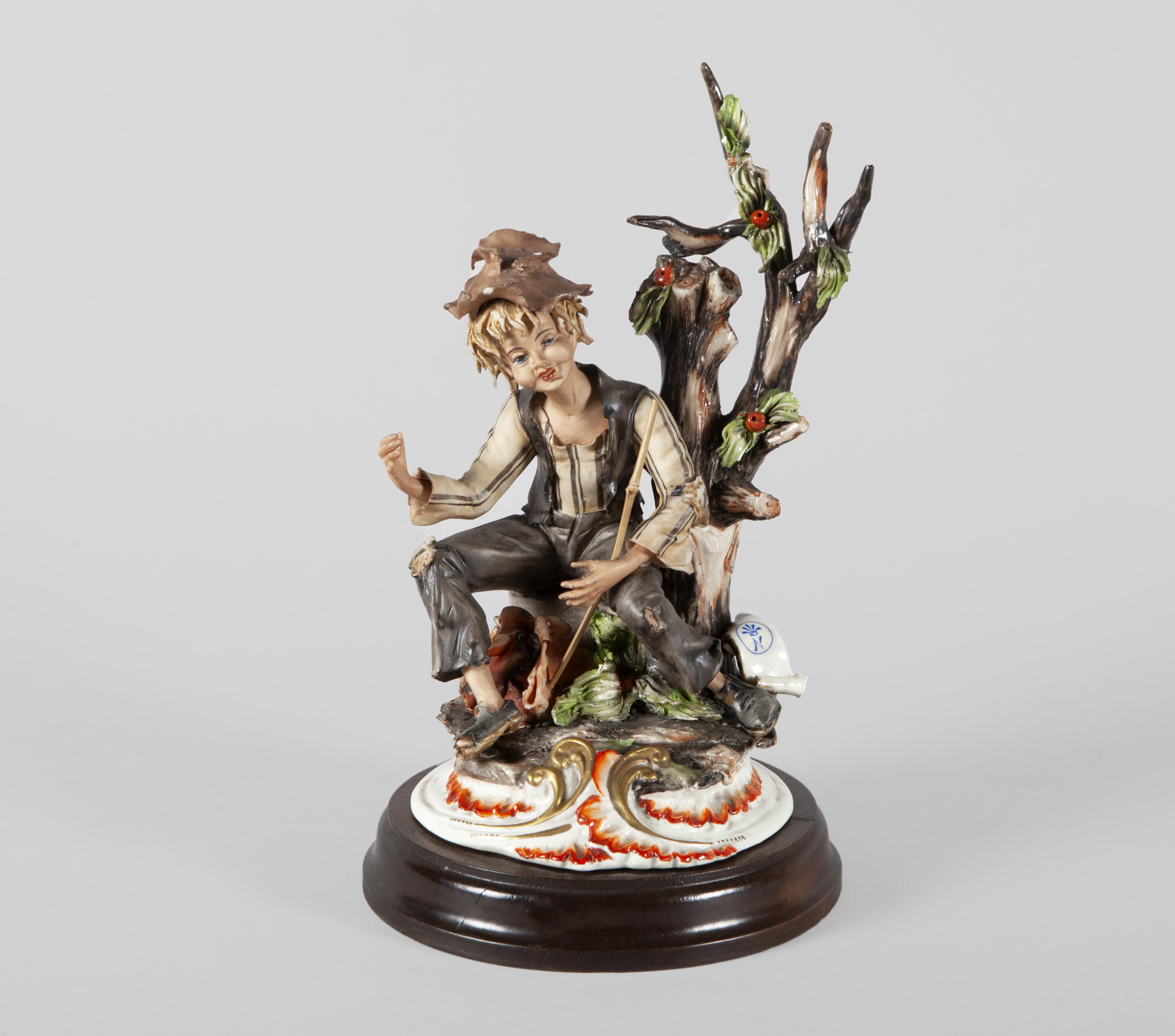 FIGURA DE VAGABUNDO EN PORCELANA CAPODIMONTE. NÁPOLES, S. XX