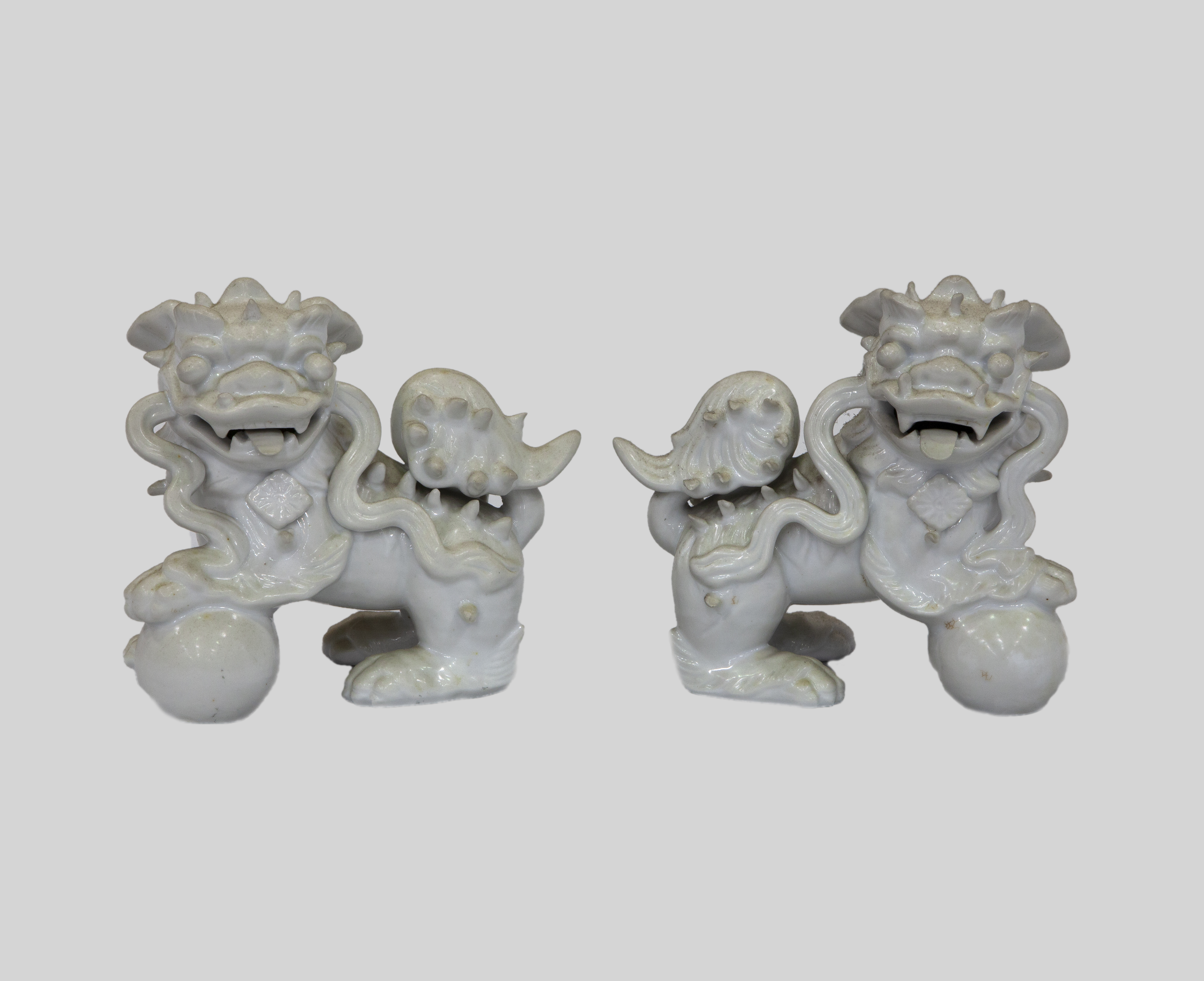 PAREJA DE LEONES FÓ EN PORCELANA ESMALTADA. CHINA, SIGLO XX