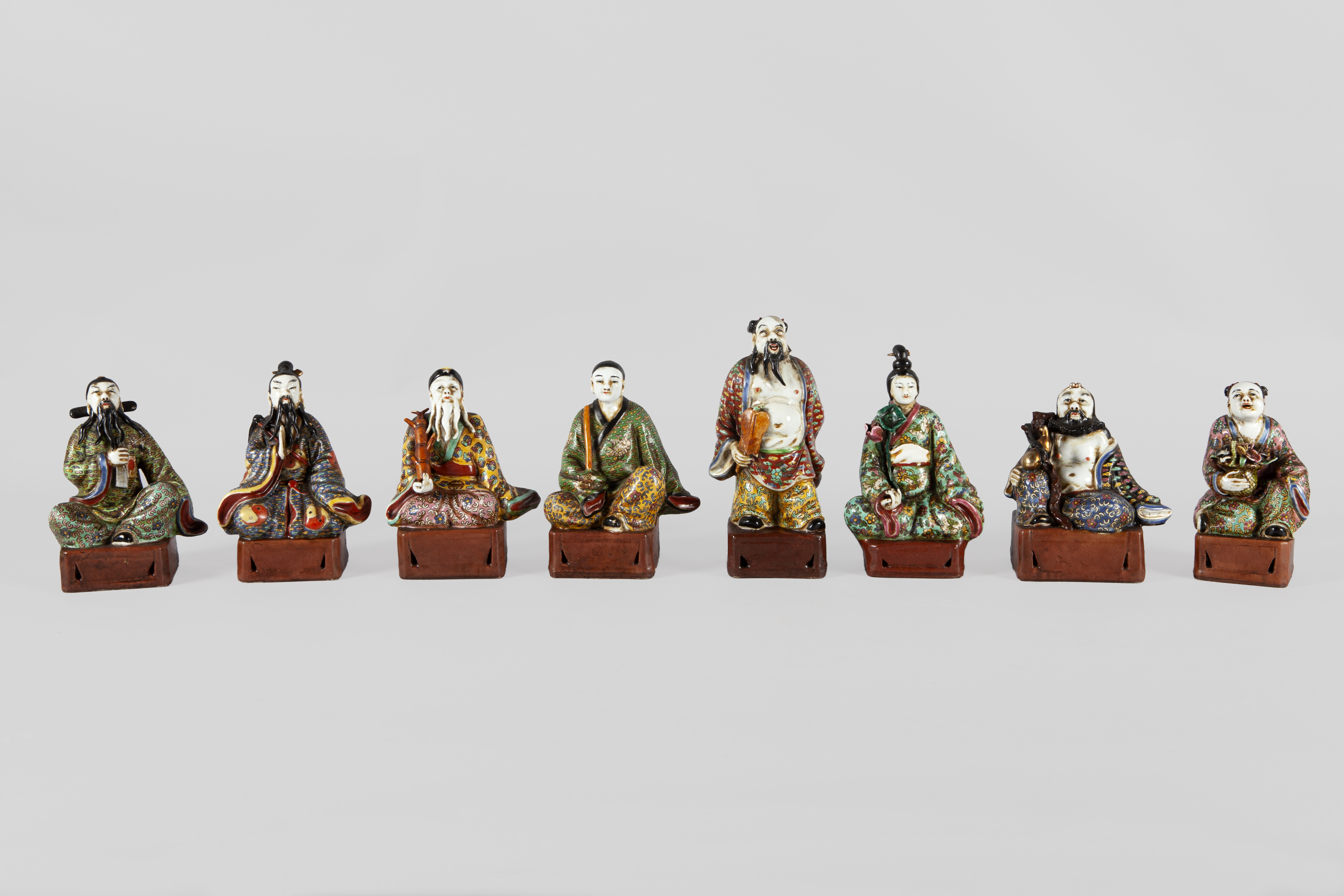 CONJUNTO DE 8 FIGURAS EN CERÁMICA ESMALTADA. CHINA, PPIOS. 