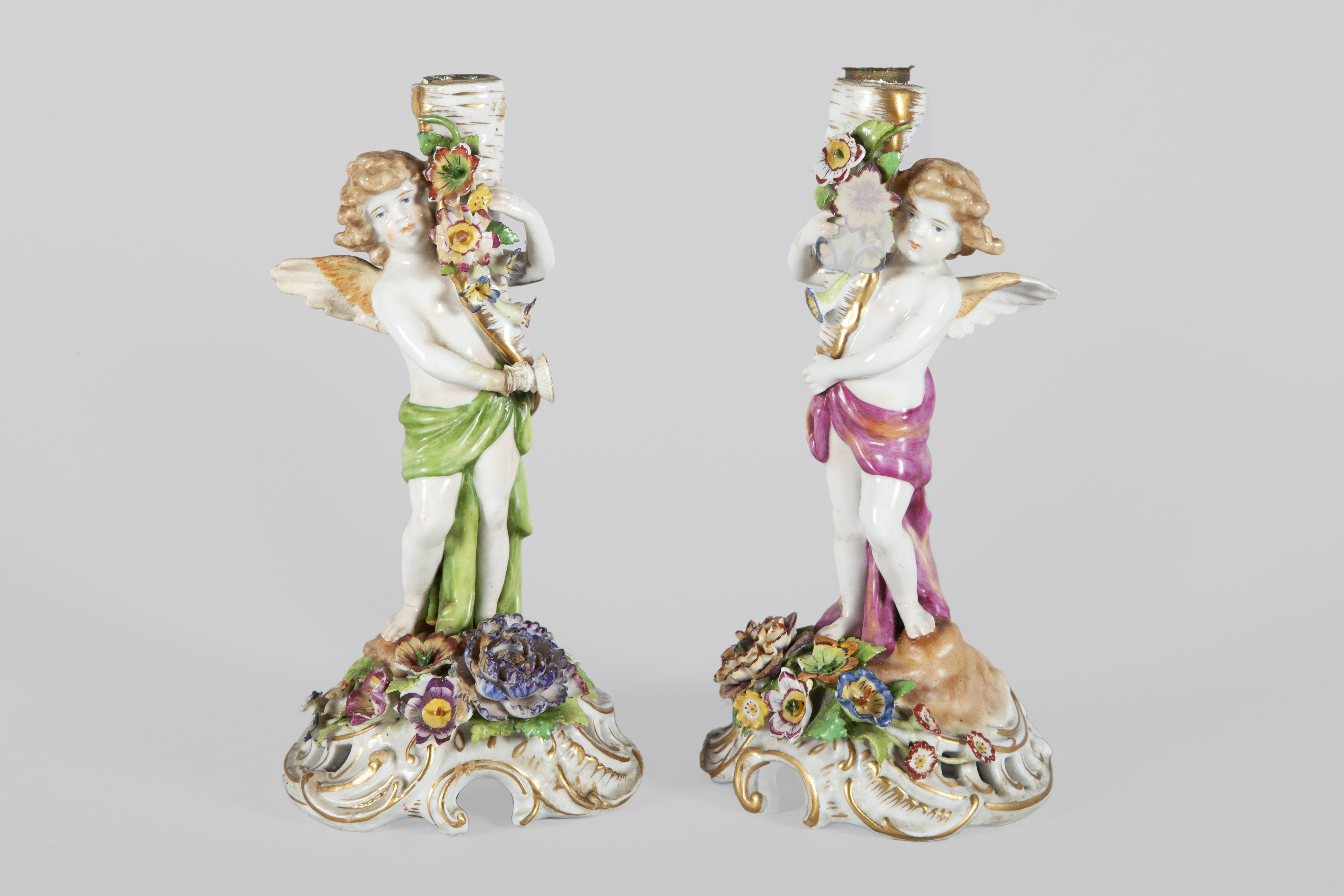 PAREJA DE CANDELEROS EN PORCELANA. MARCA VON SCHIERHOLZ. AL