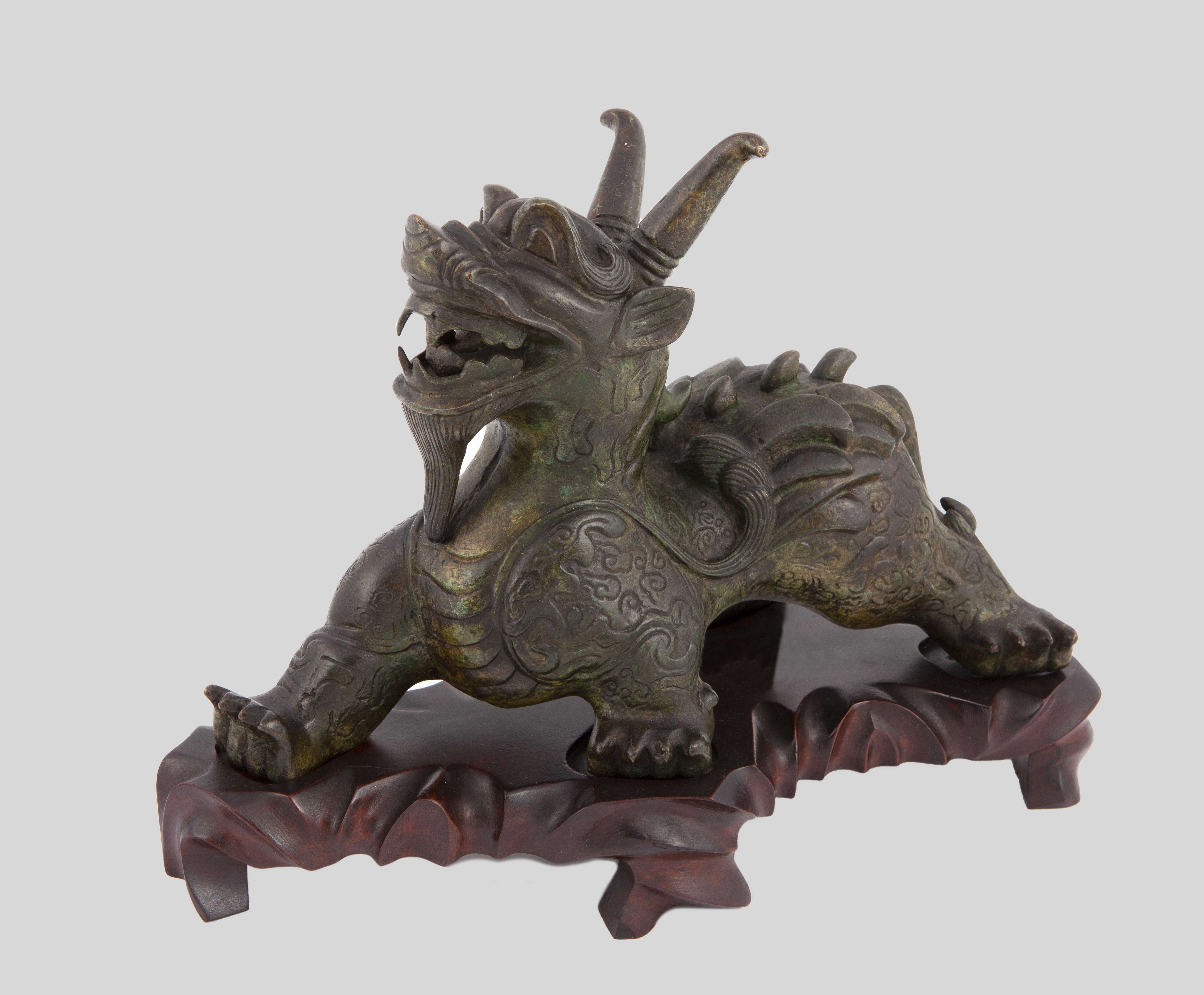 FIGURA DE DRAGÓN EN BORNCE SOBRE PEANA DE MADERA. CHINA, PP