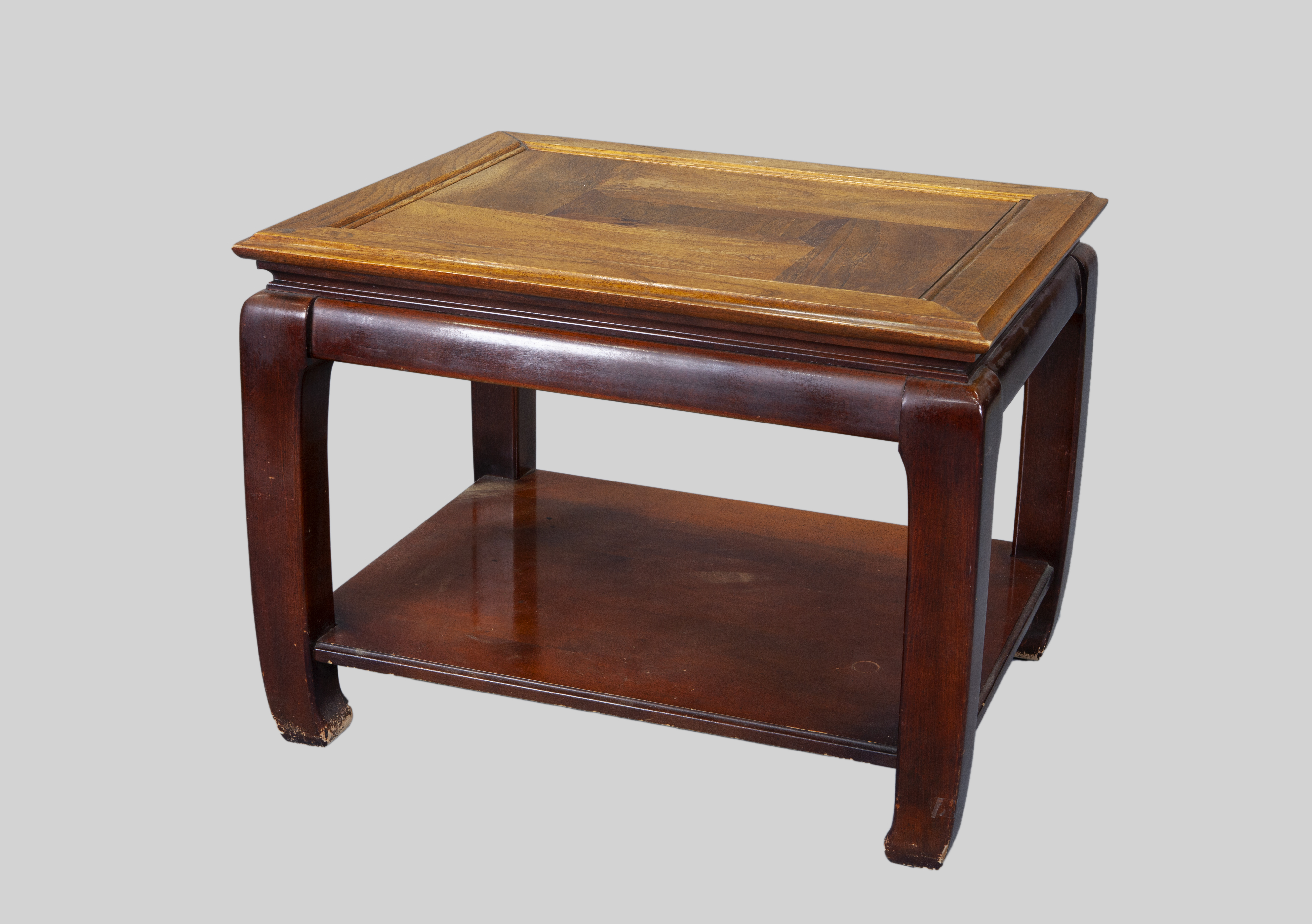 MESA AUXILIAR EN MADERA DE CEREZO, HAYA Y NOGAL, BARNIZADA.