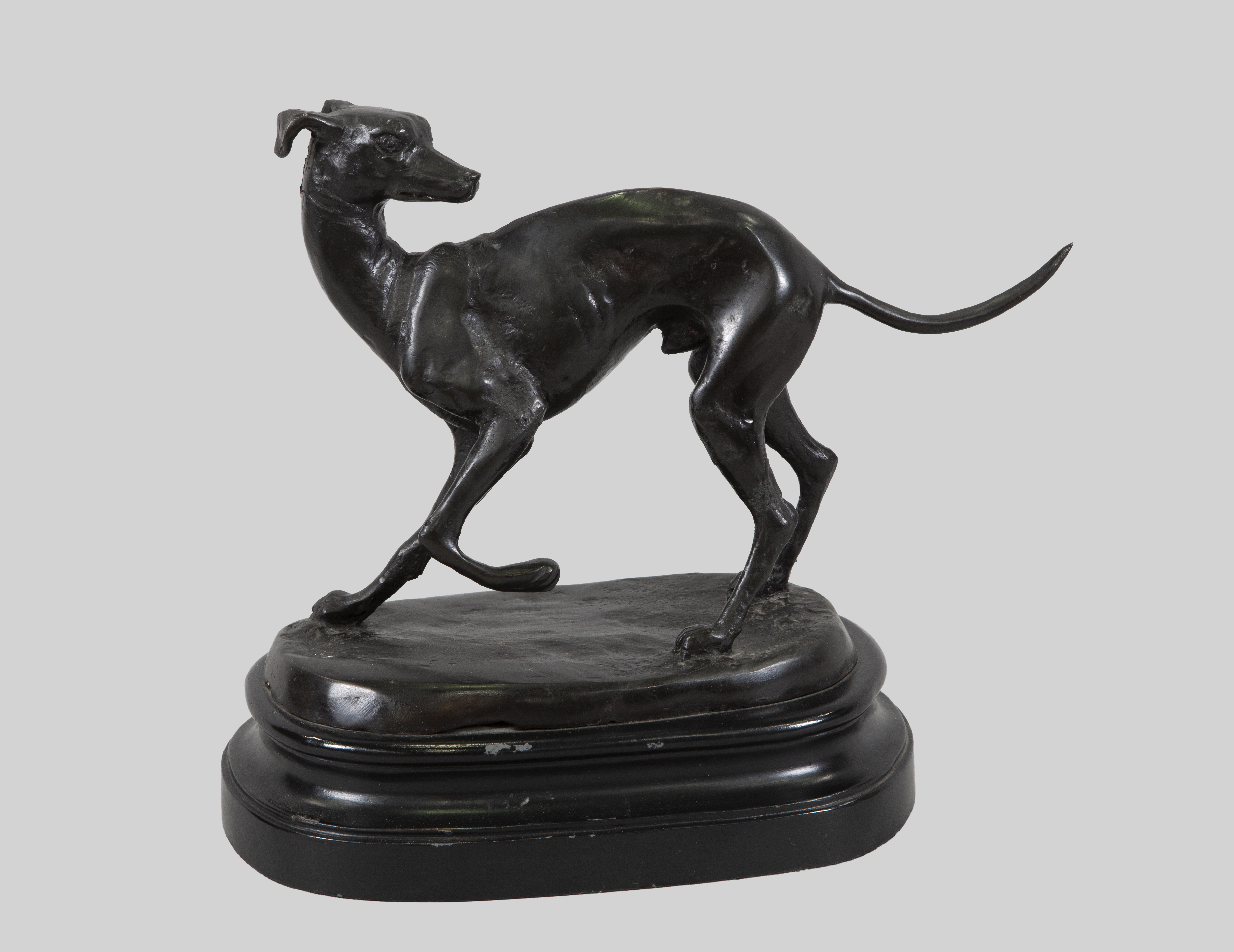 GALGO, ESCULTURA DE BRONCE SOBRE BASE DE MADERA