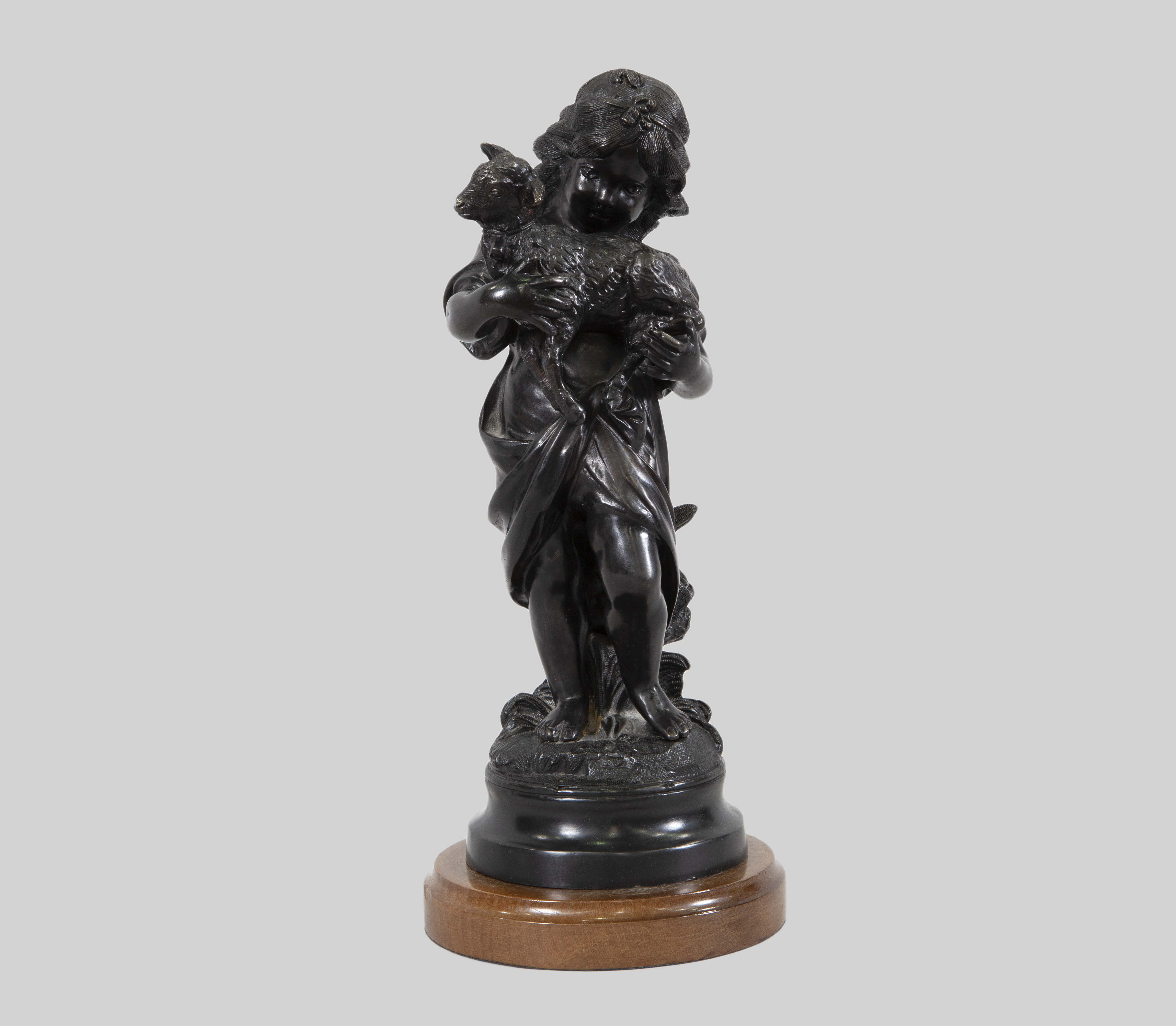 FIGURA DE NIÑO CON CORDERO BRONCE, SOBRE PEANA DE MADERA. S