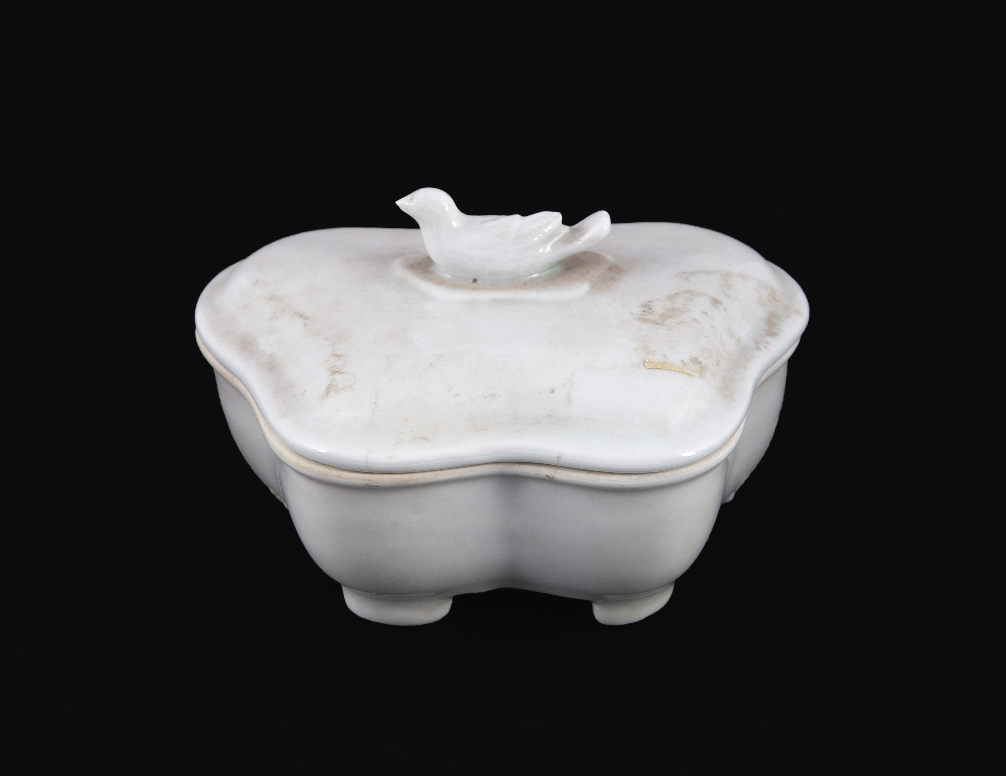 CAJA CON TAPA EN PORCELANA ESMALTADA Y VIDRIADA EN BLANCO. 