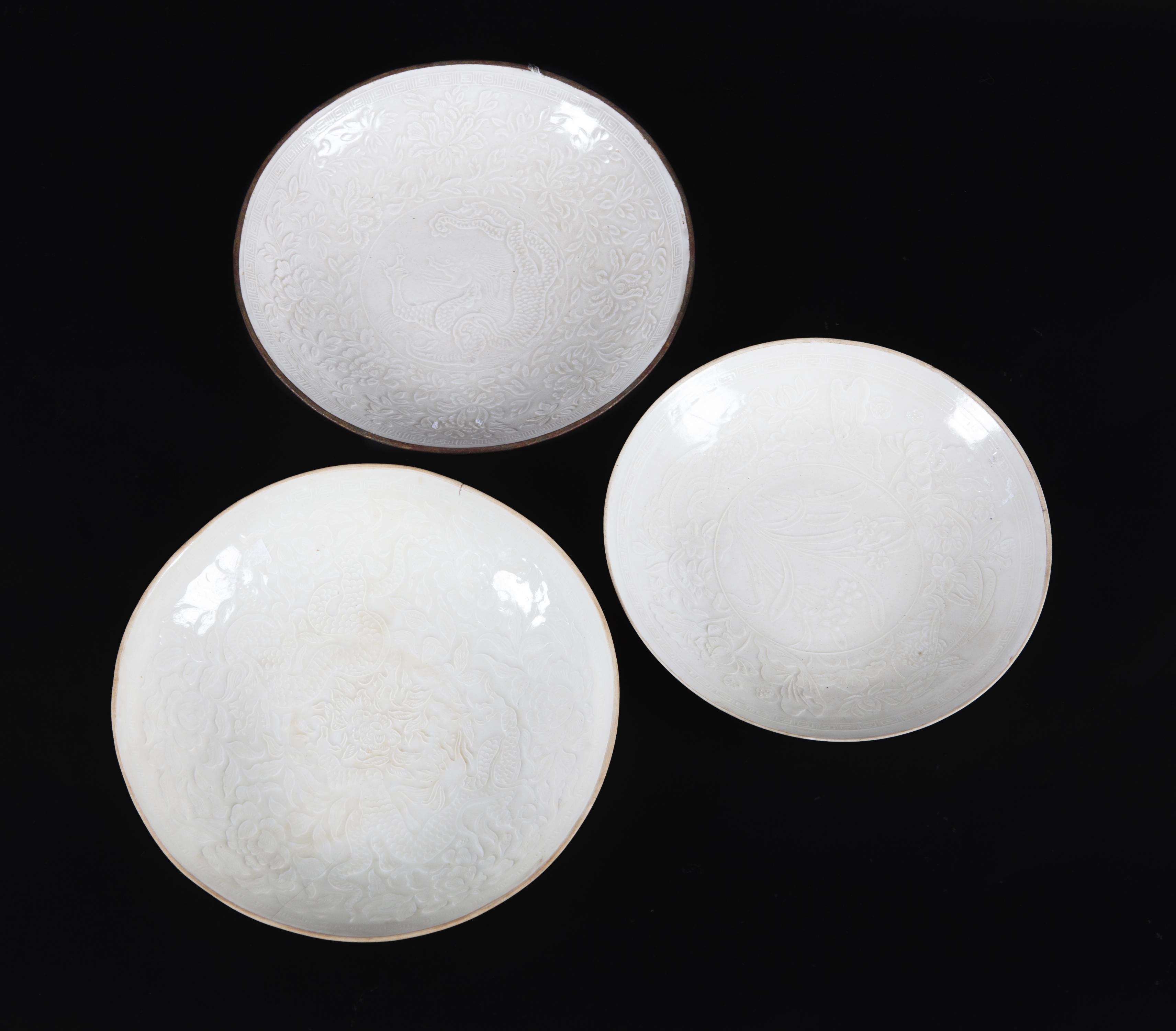 CONJUNTO DE TRES PLATOS EN PORCELANA ESMALTADA Y VIDRIADA T
