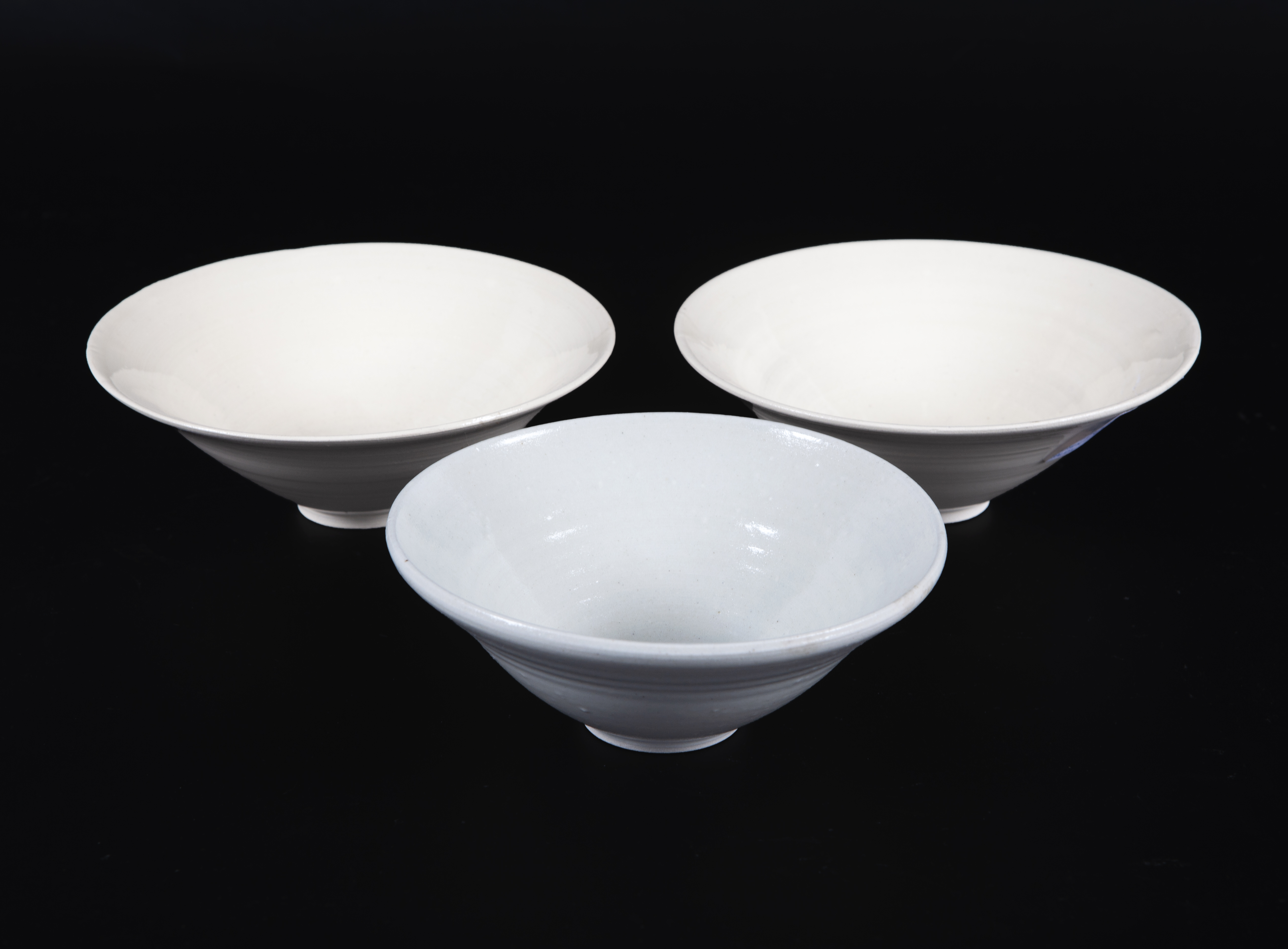 CONJUNTO DE TRES CUENCOS EN CERÁMICA ESMALTADA Y VIDRIADA, 