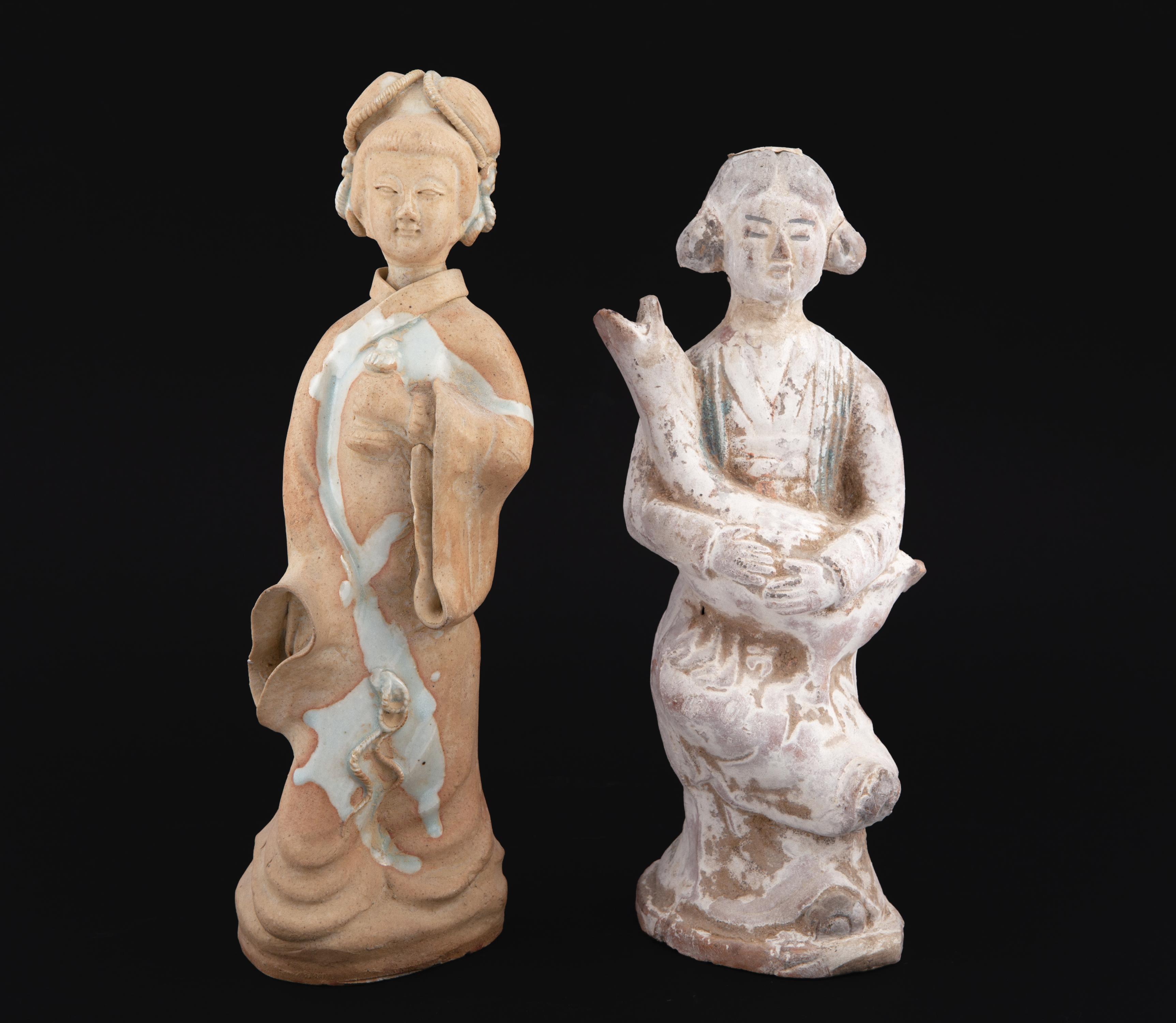 PAREJA DE FIGURAS FEMENINAS SIGUIENDO MODELOS DE LA DINASTÍ