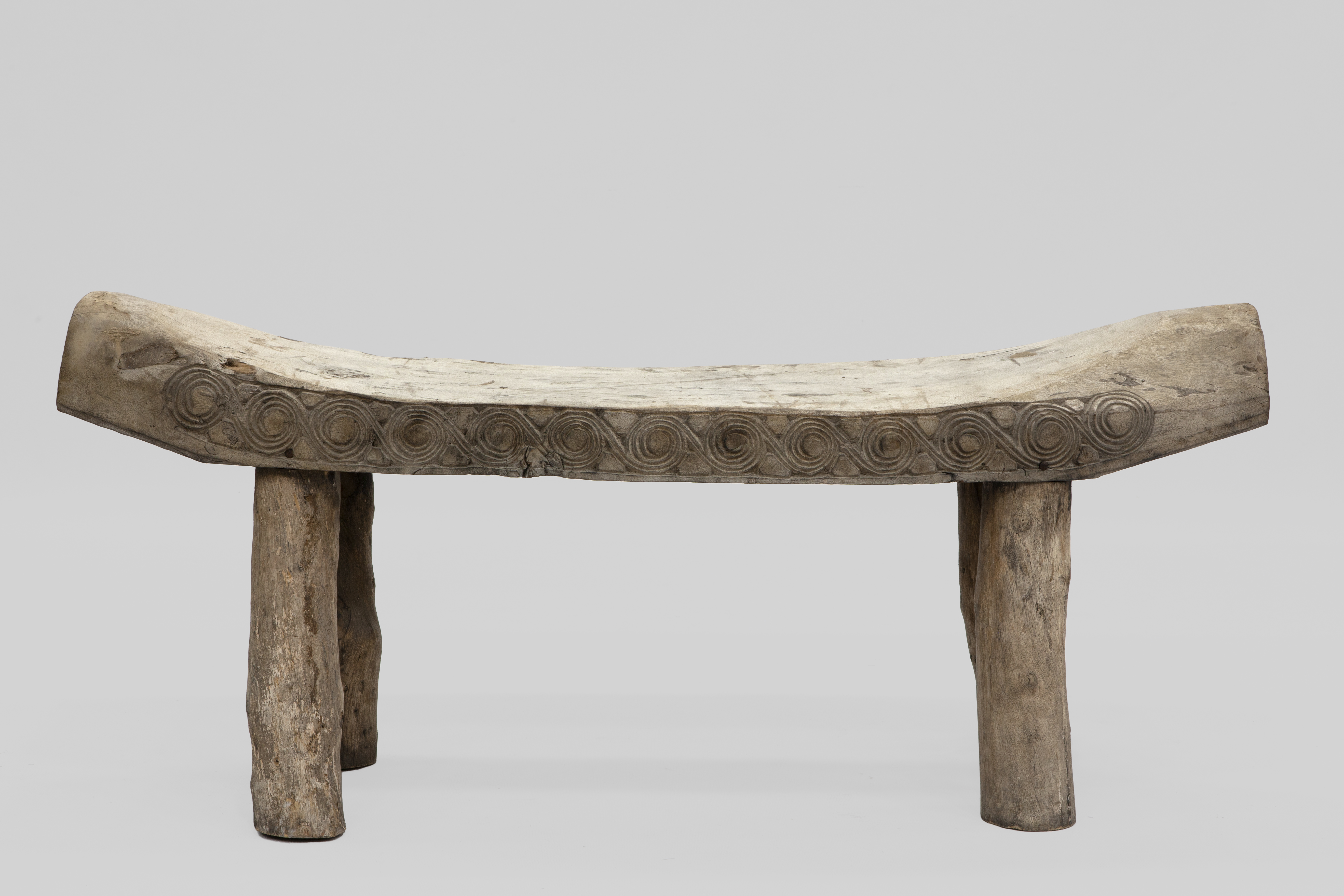 ASIENTO EN MADERA FRUTAL MACIZA. ASIA CENTRAL