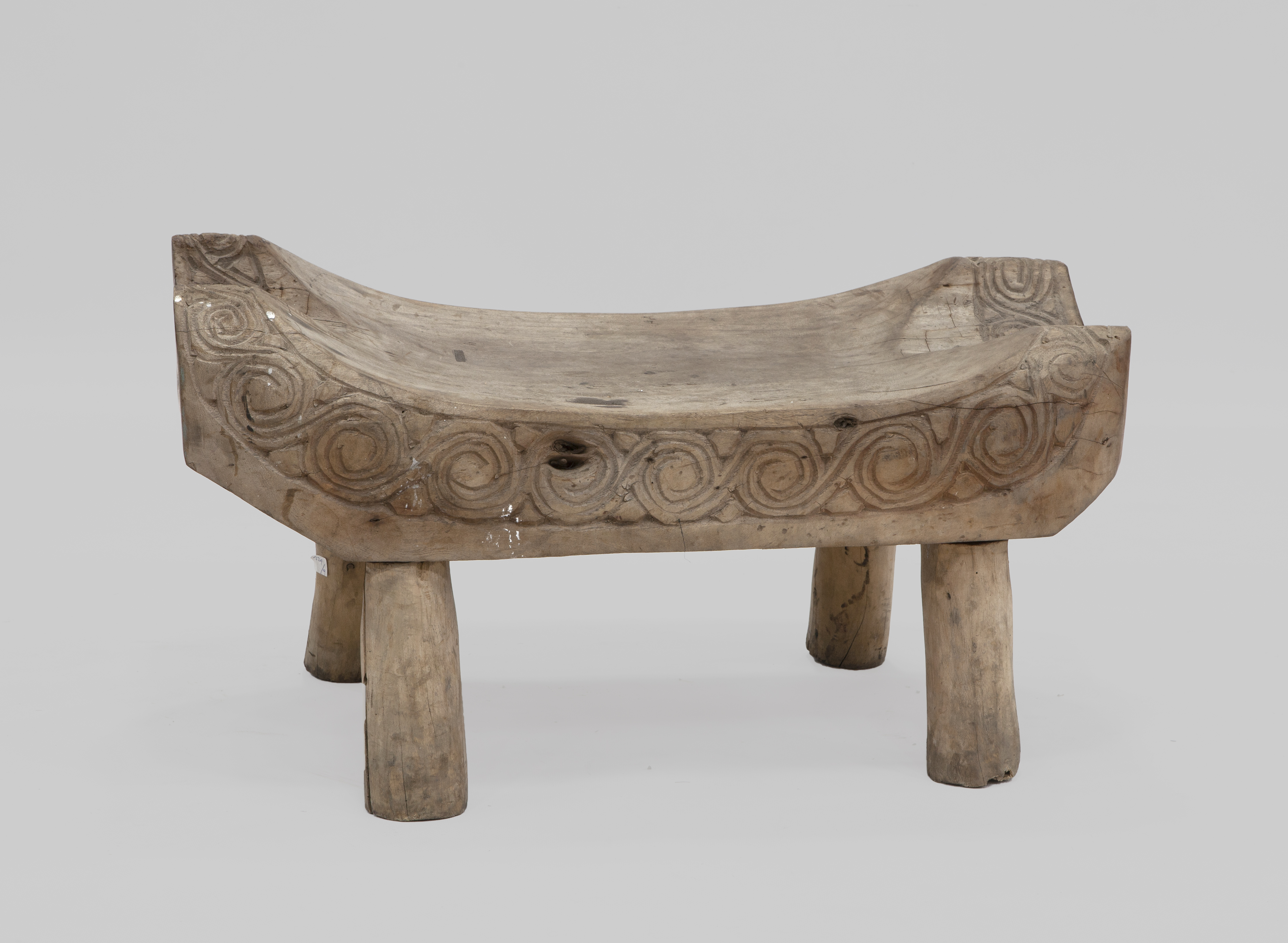 ASIENTO EN MADERA FRUTAL MACIZA. ASIA CENTRAL