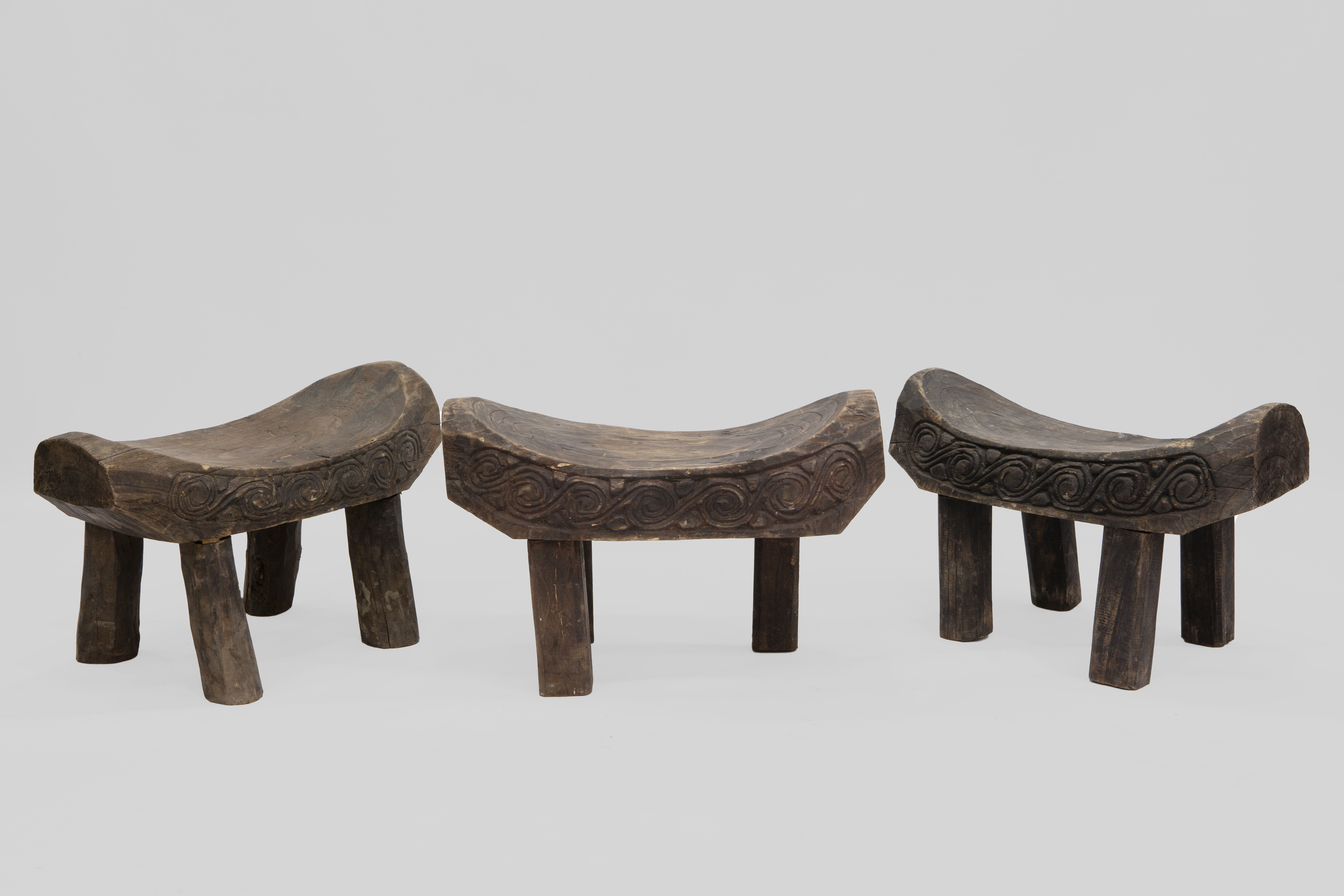 CONJUNTO DE TRES ASIENTOS EN MADERA FRUTAL MACIZA TEÑIDA EN