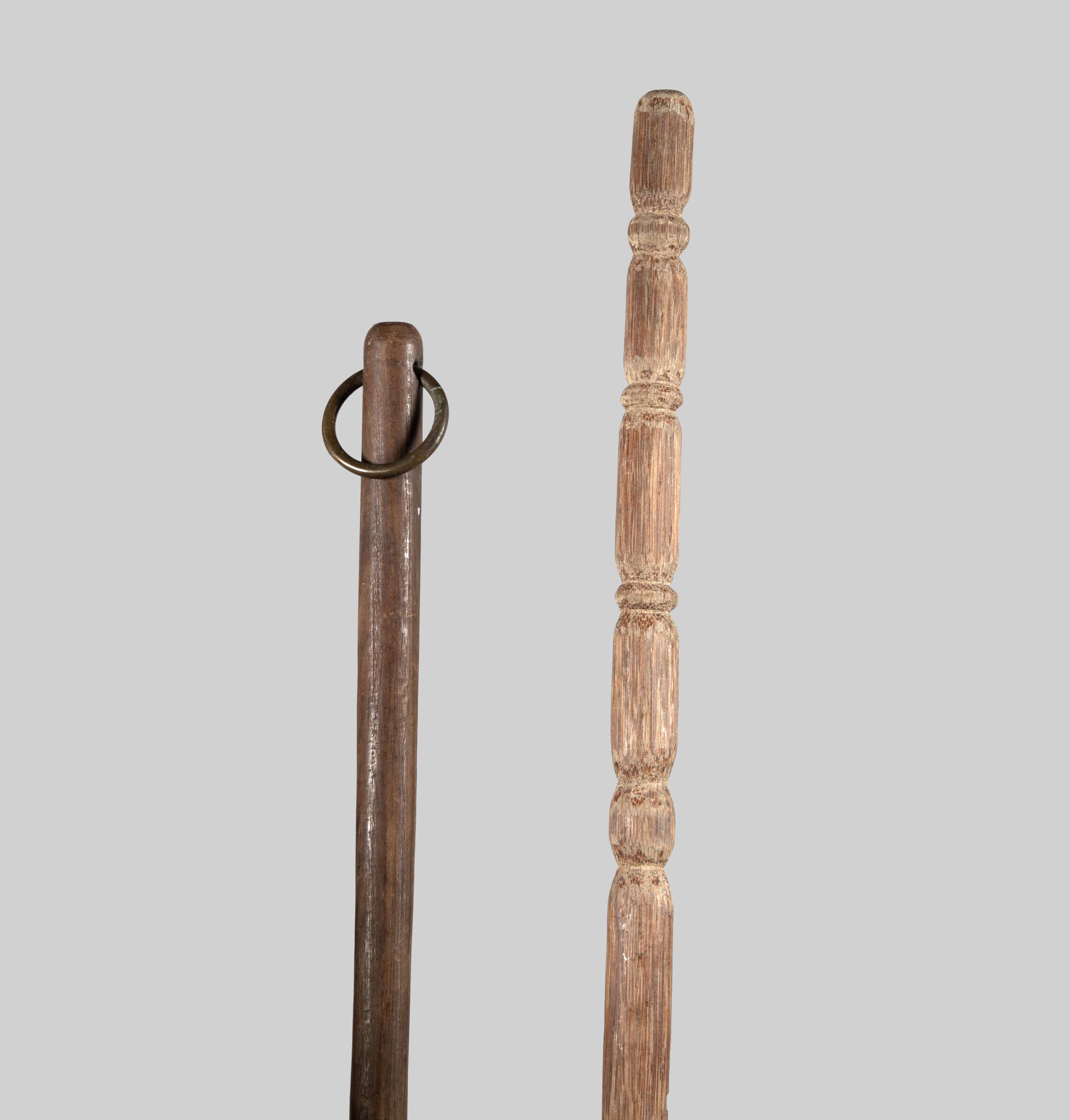 PAREJA DE BASTONES EN MADERA DE JACARANDA Y CAOBA TALLADA, 