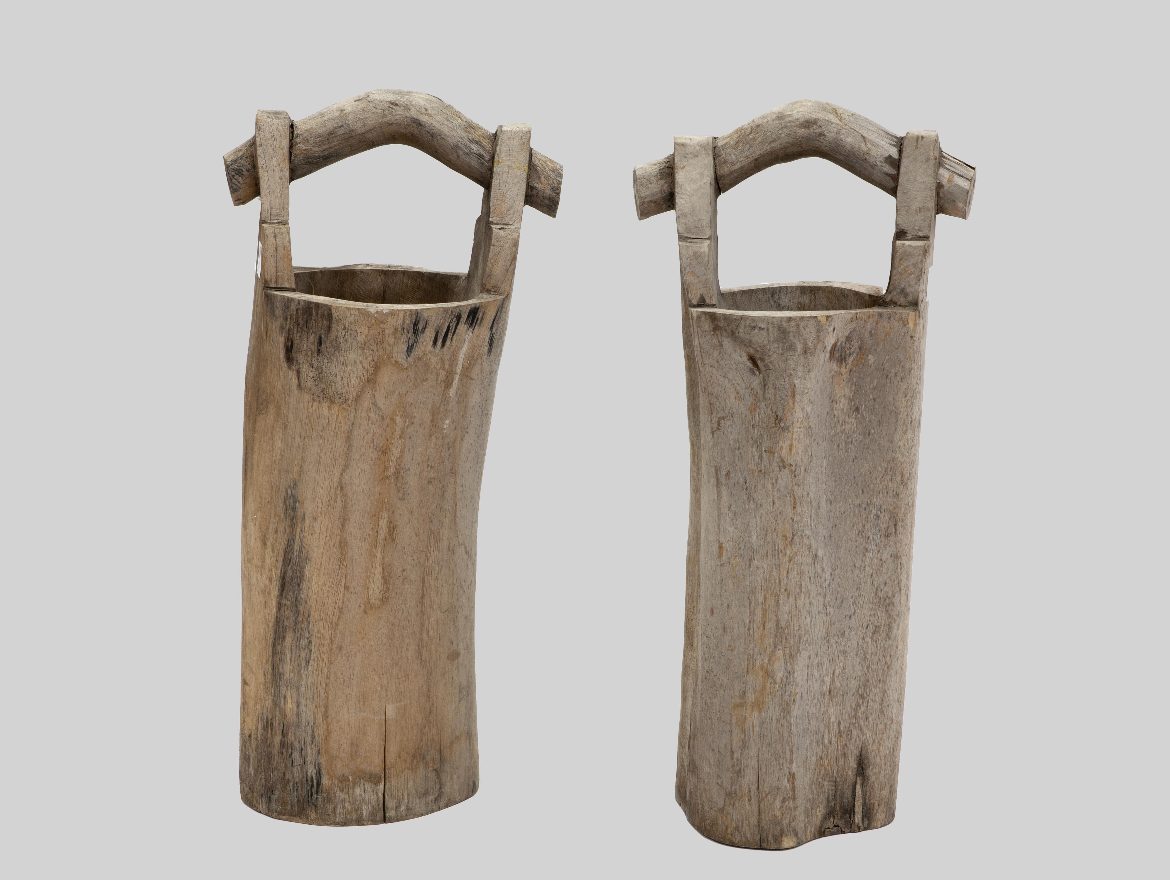 PAREJA DE CUBOS PARA TRANSPORTAR AGUA. SIGUIENDO MODELOS DE