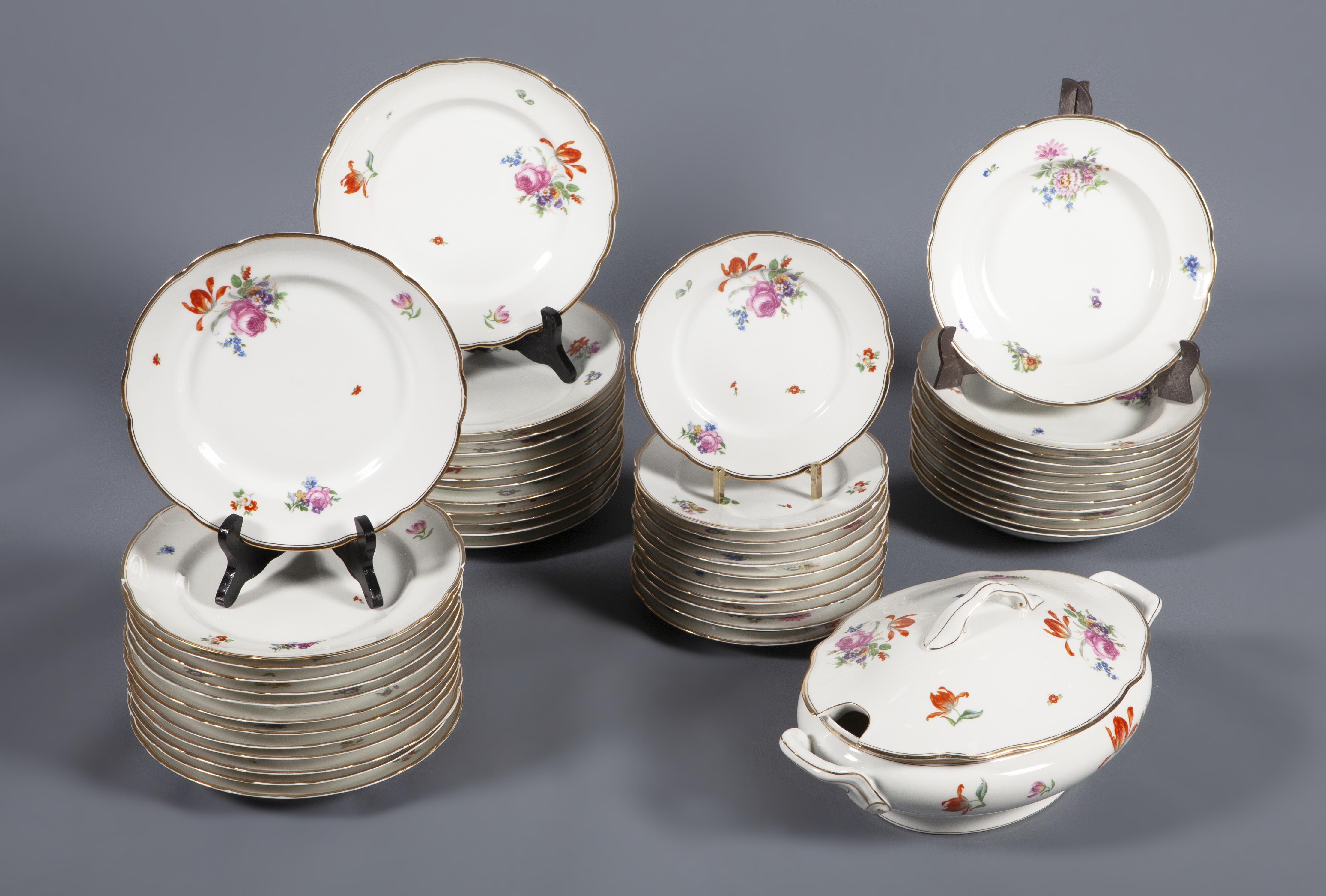 VAJILLA DE PORCELANA PORTUGUESA CON DECORACIÓN FLORAL Y BOR
