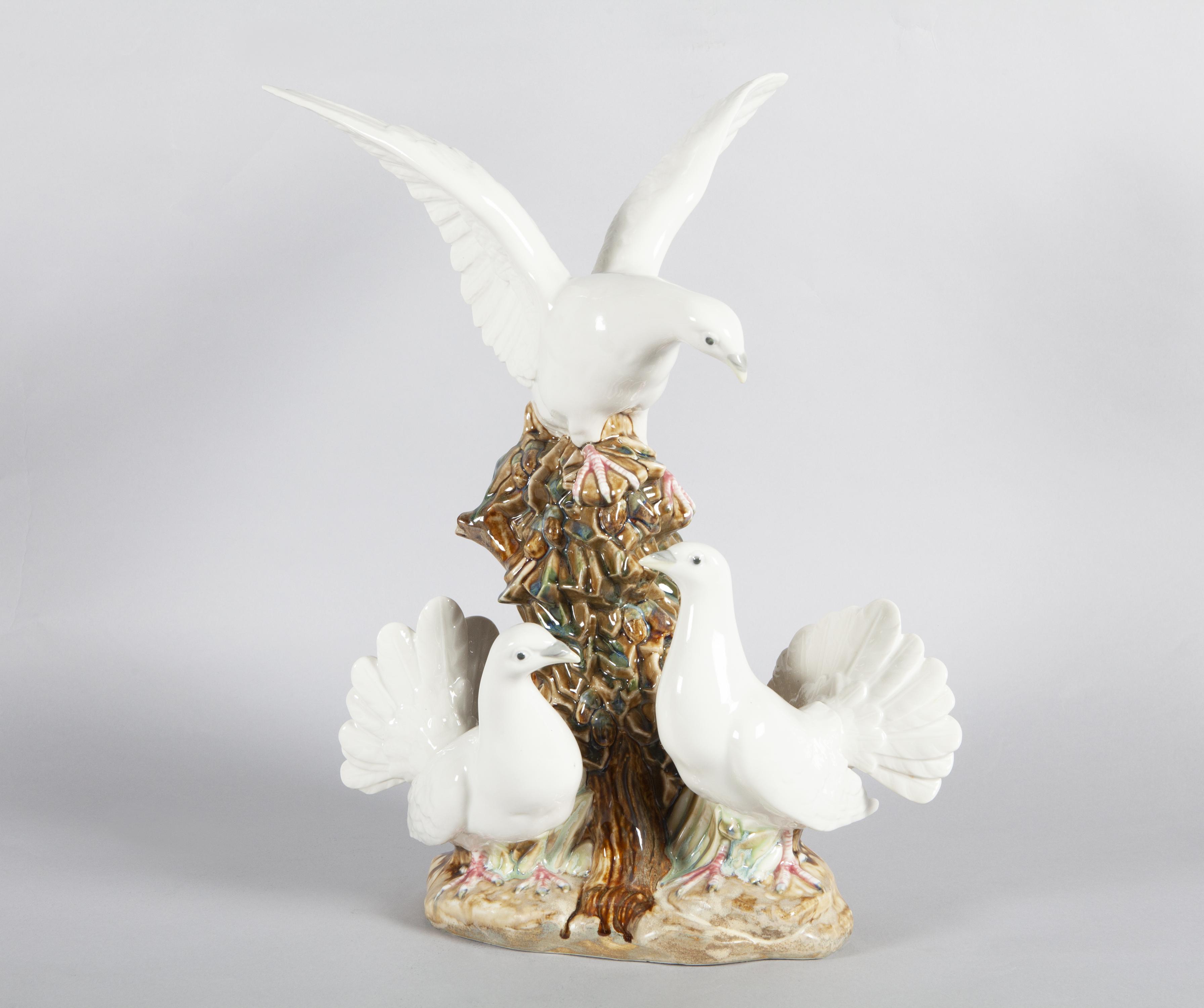 CENTRO DE PORCELANA REPRESENTANDO TRES PALOMAS.