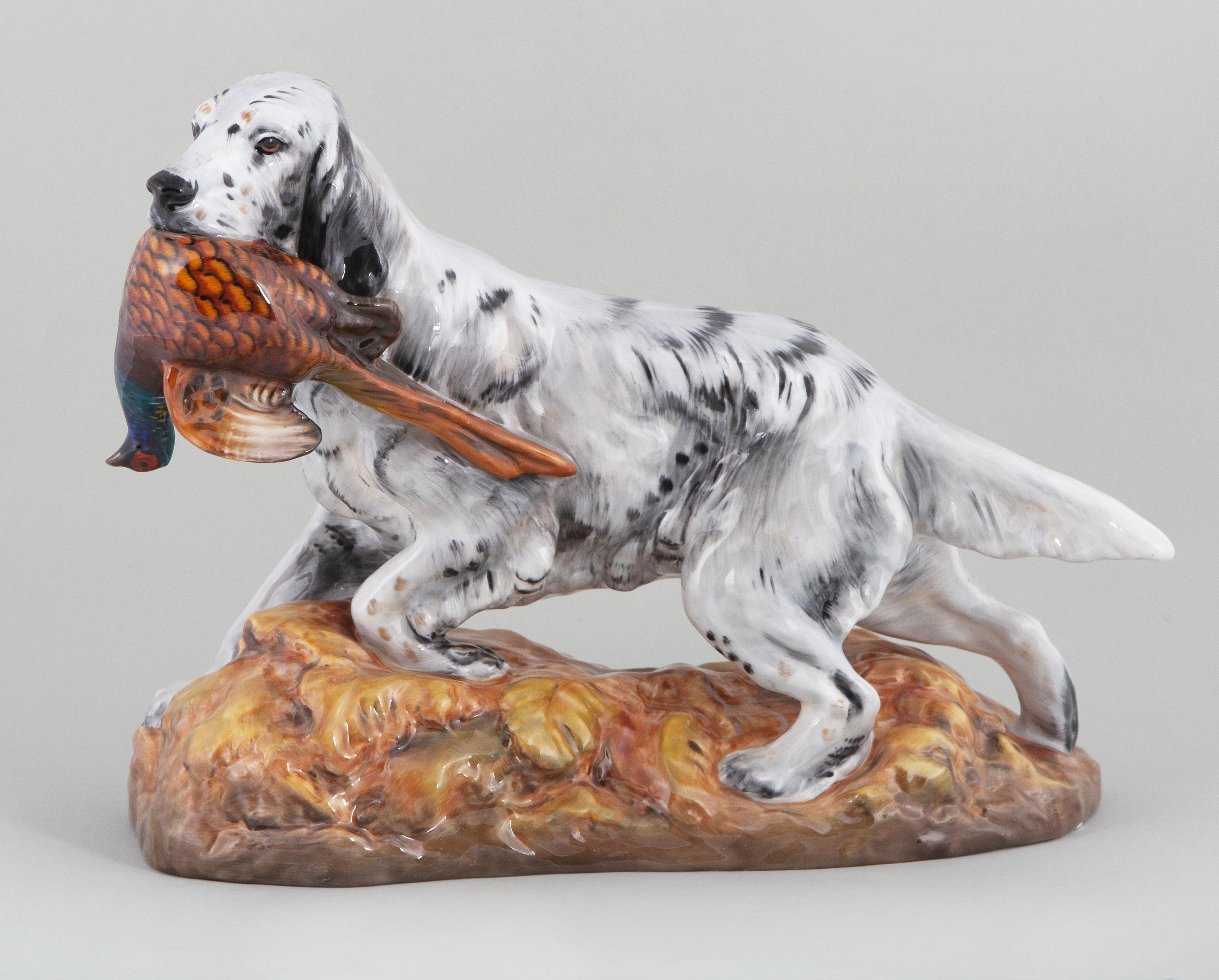 FIGURA DE PORCELANA INGLESA REPRESENTANDO UN PERRO CAZANDO 