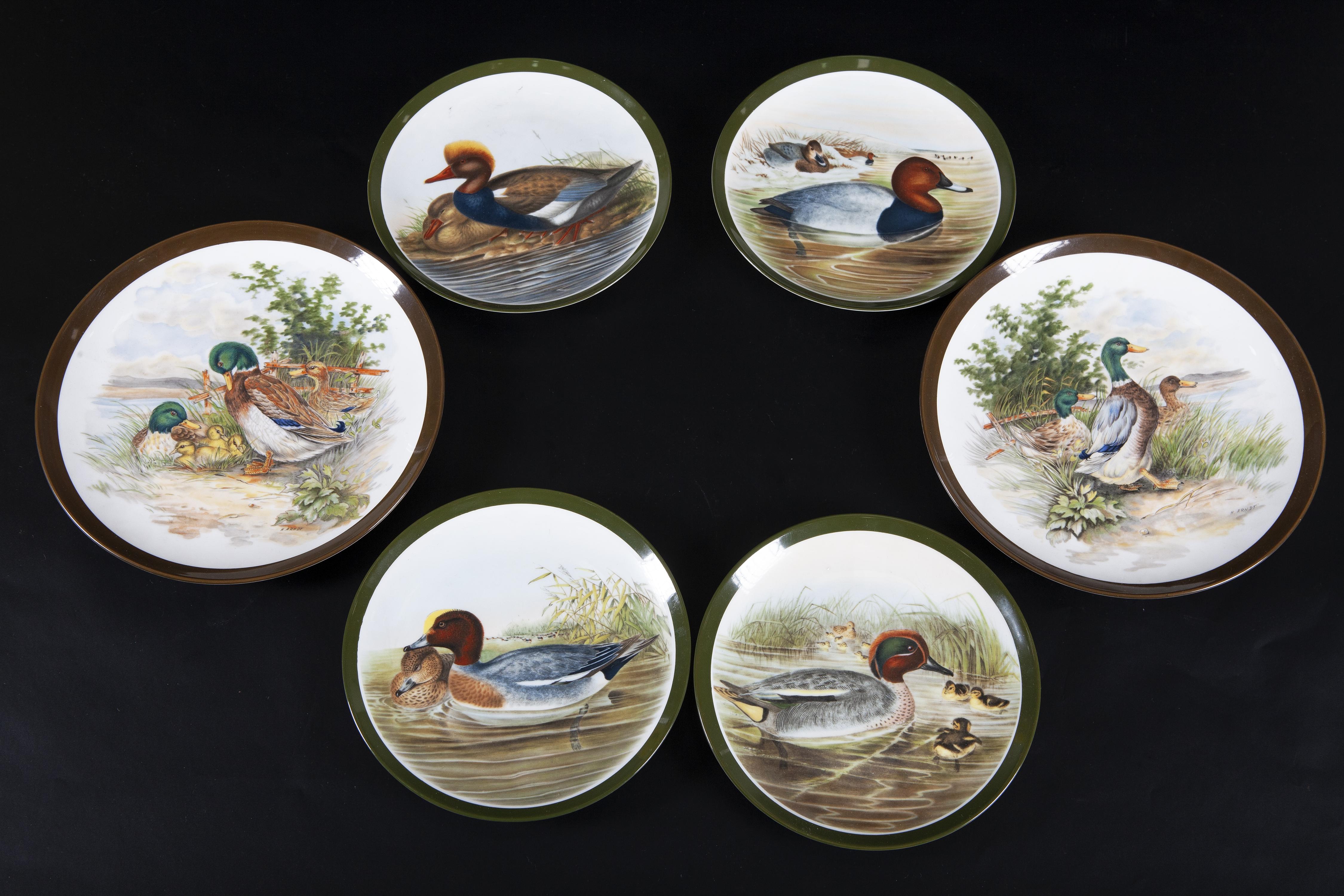 CONJUNTO DE SEIS PLATOS CON ESCENAS DE PATOS. PORCELANA SUI