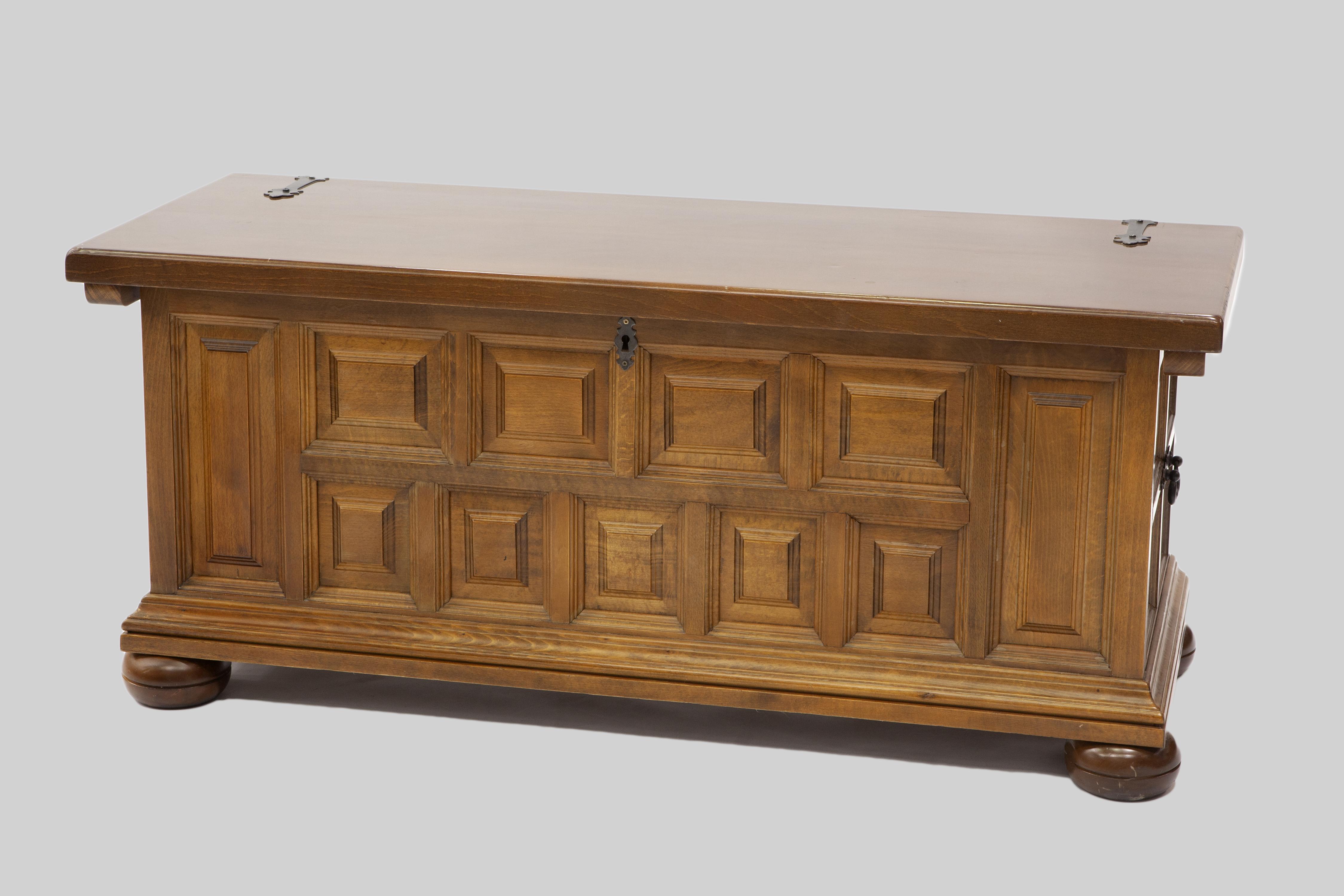 ARCA DE MADERA DE PINO CON DECORACIÓN DE GUSTO BARROCO Y HE