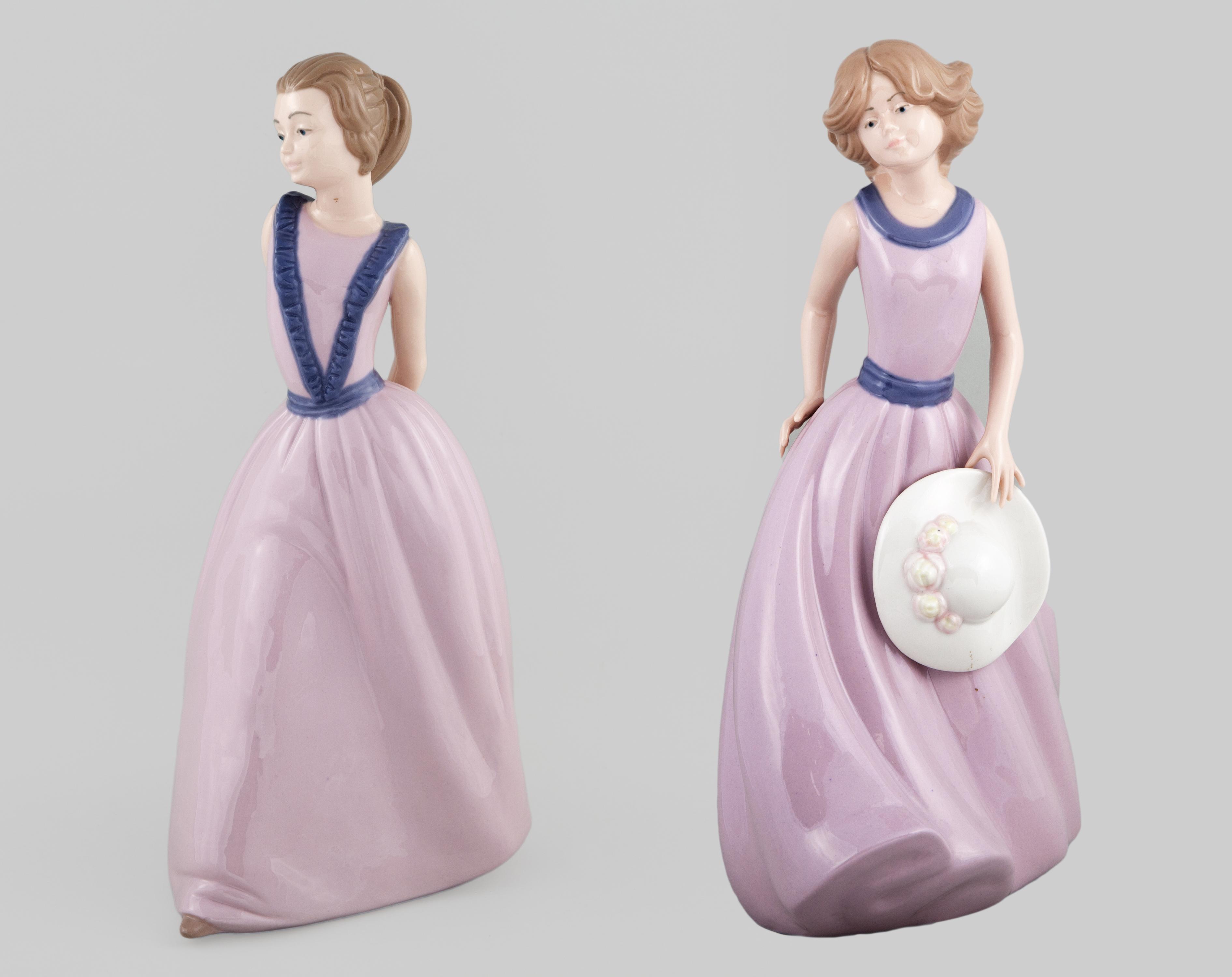 PAREJA DE FIGURAS DE PORCELANA DE DAMAS CON CESTOS DE FLORE