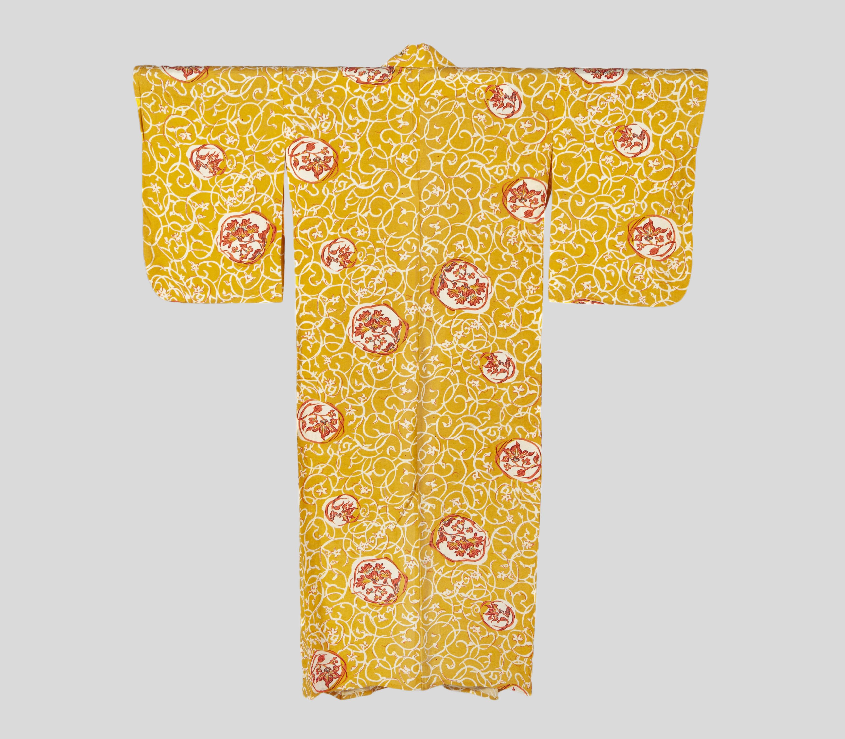 KIMONO DE FONDO AMARILLO Y DECORACIÓN ESTAMPADA BLANCA. JAP