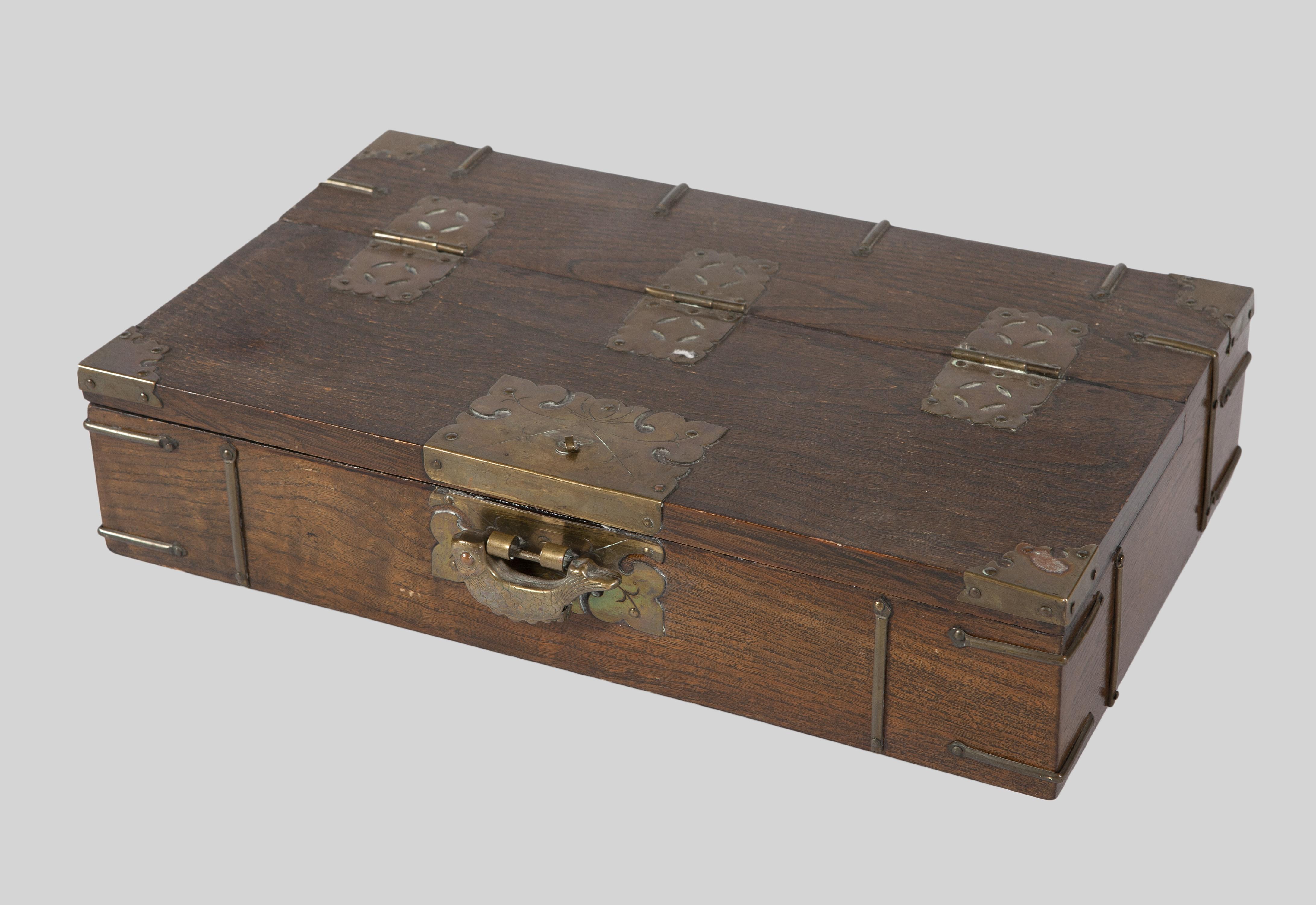 CAJA DE MADERA CON APLICACIONES Y ESQUINERAS DE LATÓN Y TIR