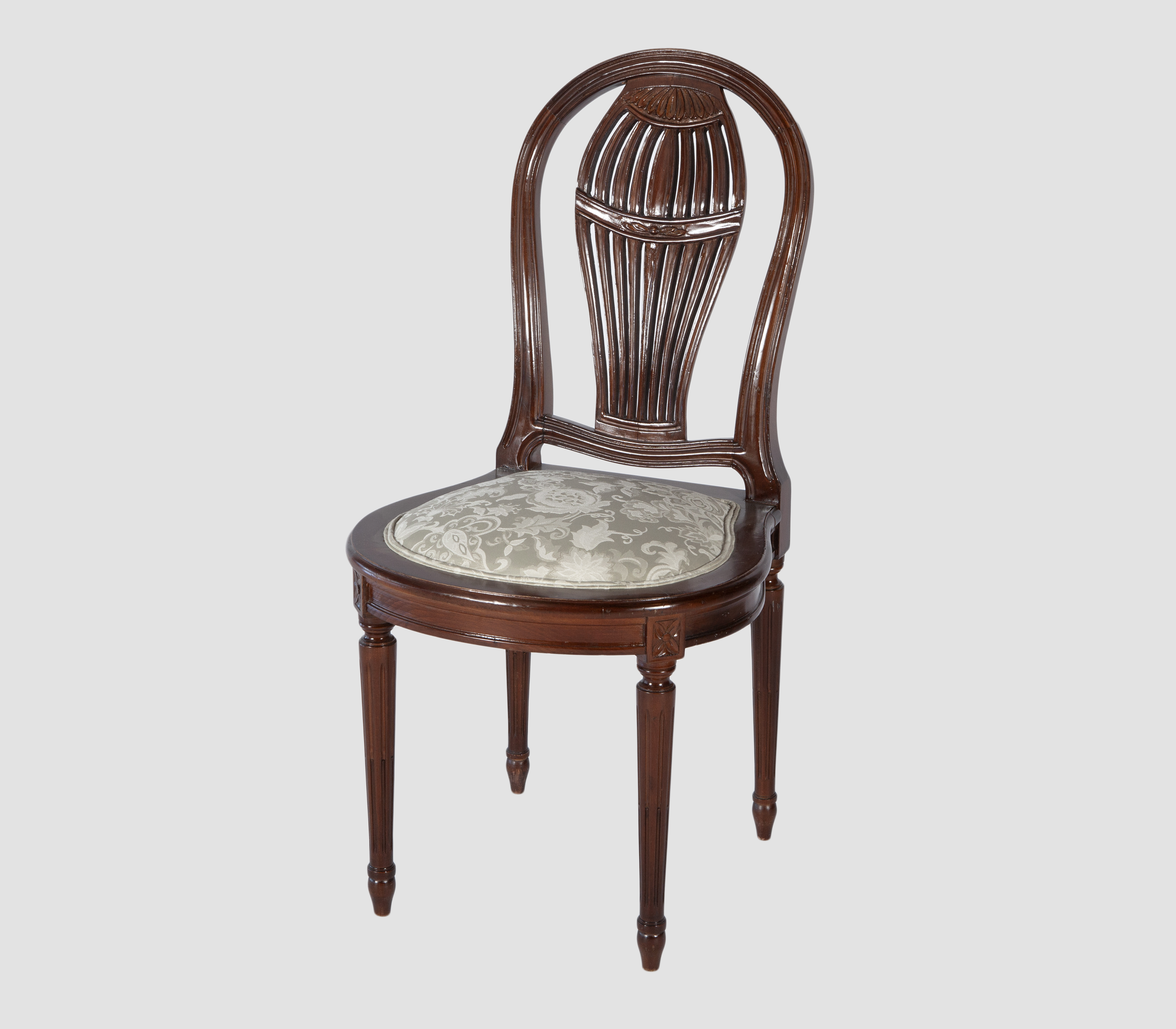 SILLA DE MADERA DE CAOBA CON RESPALDO CALADO SIGUIENDO MODE