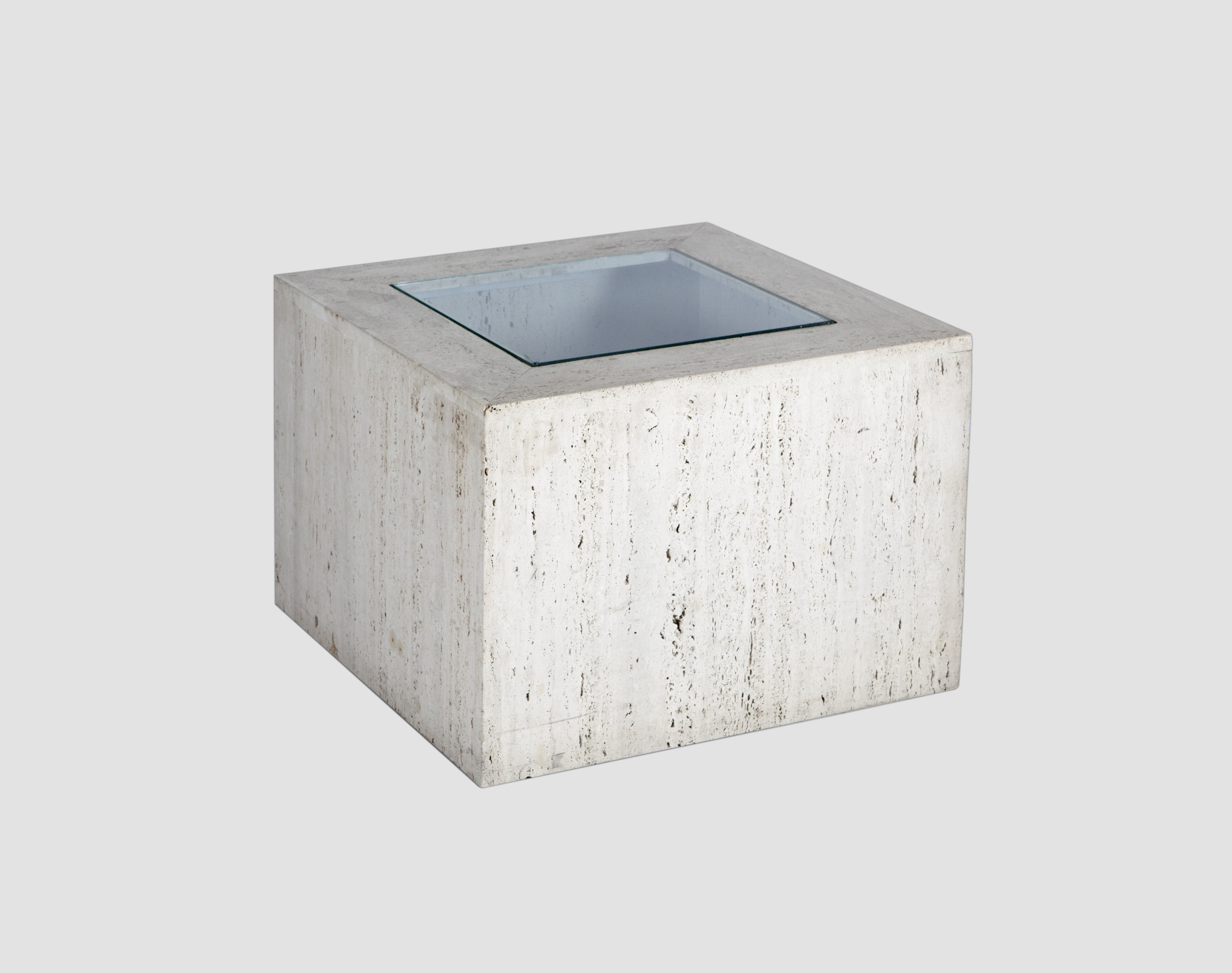 MESA CUBICA DE MÁRMOL EN TONO CREMA CON CRISTAL, S.XX